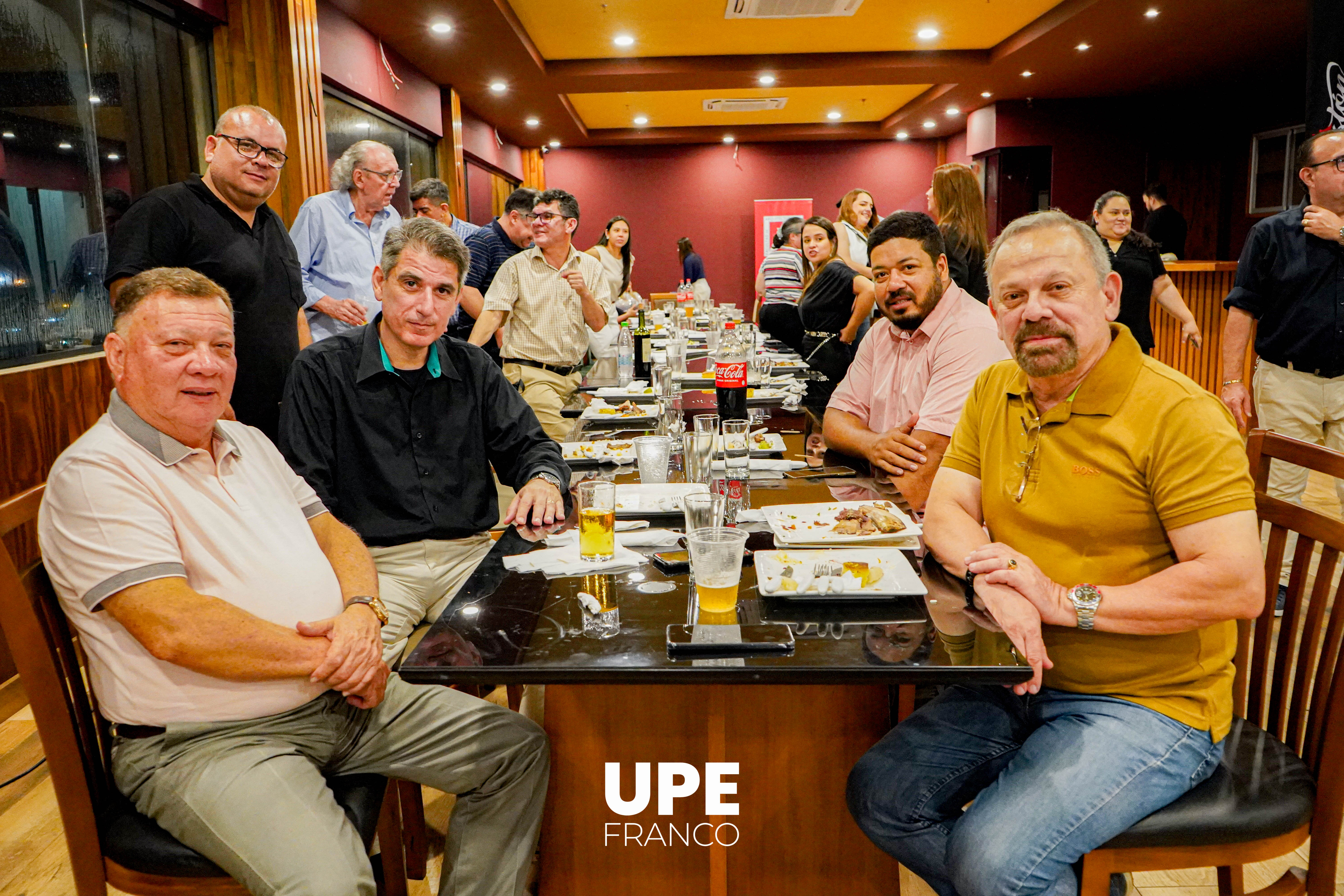 Celebrando Logros y Fortaleciendo Lazos en la Facultad de Arquitectura y Urbanismo: Brindis en la UPE