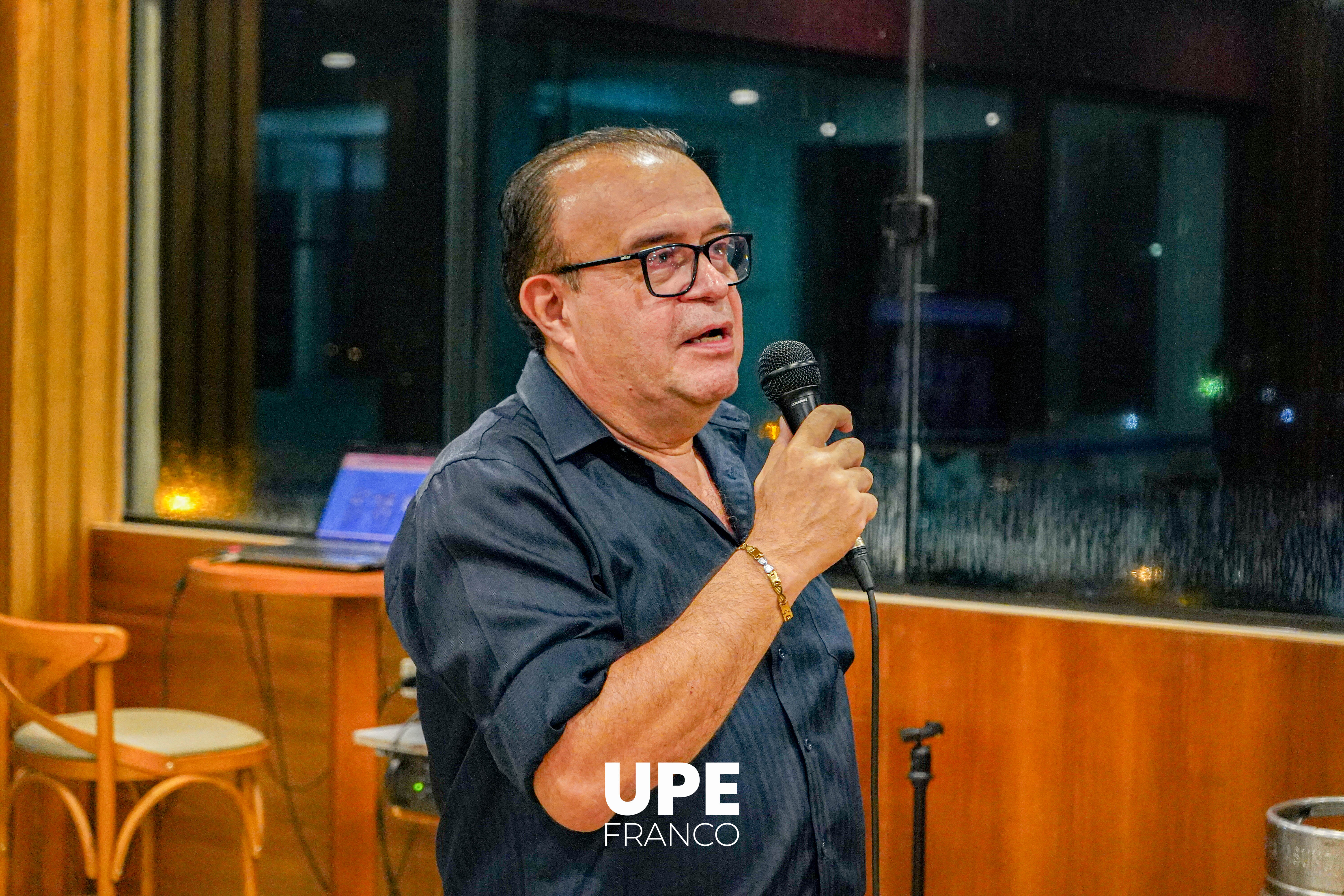 Celebrando Logros y Fortaleciendo Lazos en la Facultad de Arquitectura y Urbanismo: Brindis en la UPE