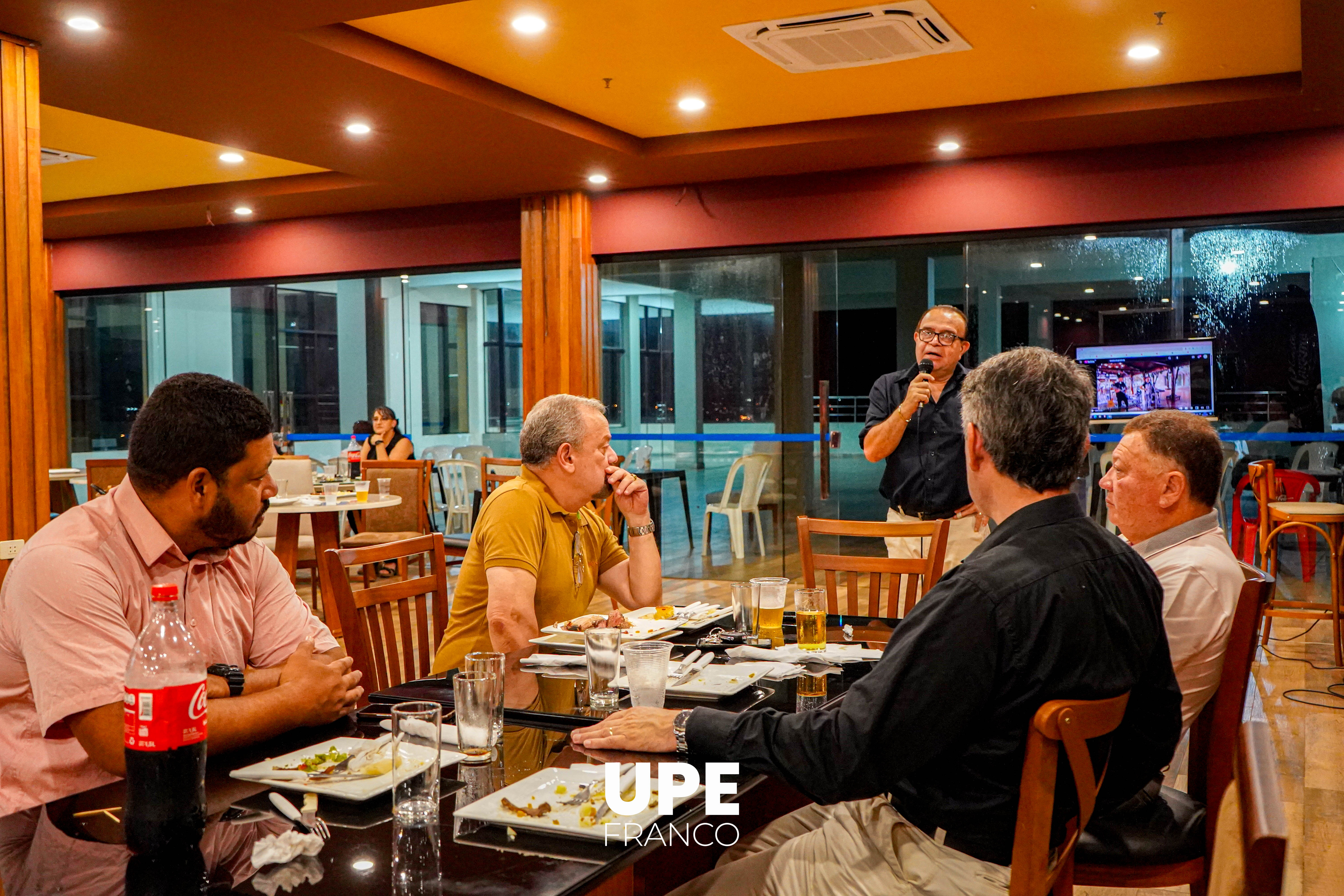 Celebrando Logros y Fortaleciendo Lazos en la Facultad de Arquitectura y Urbanismo: Brindis en la UPE