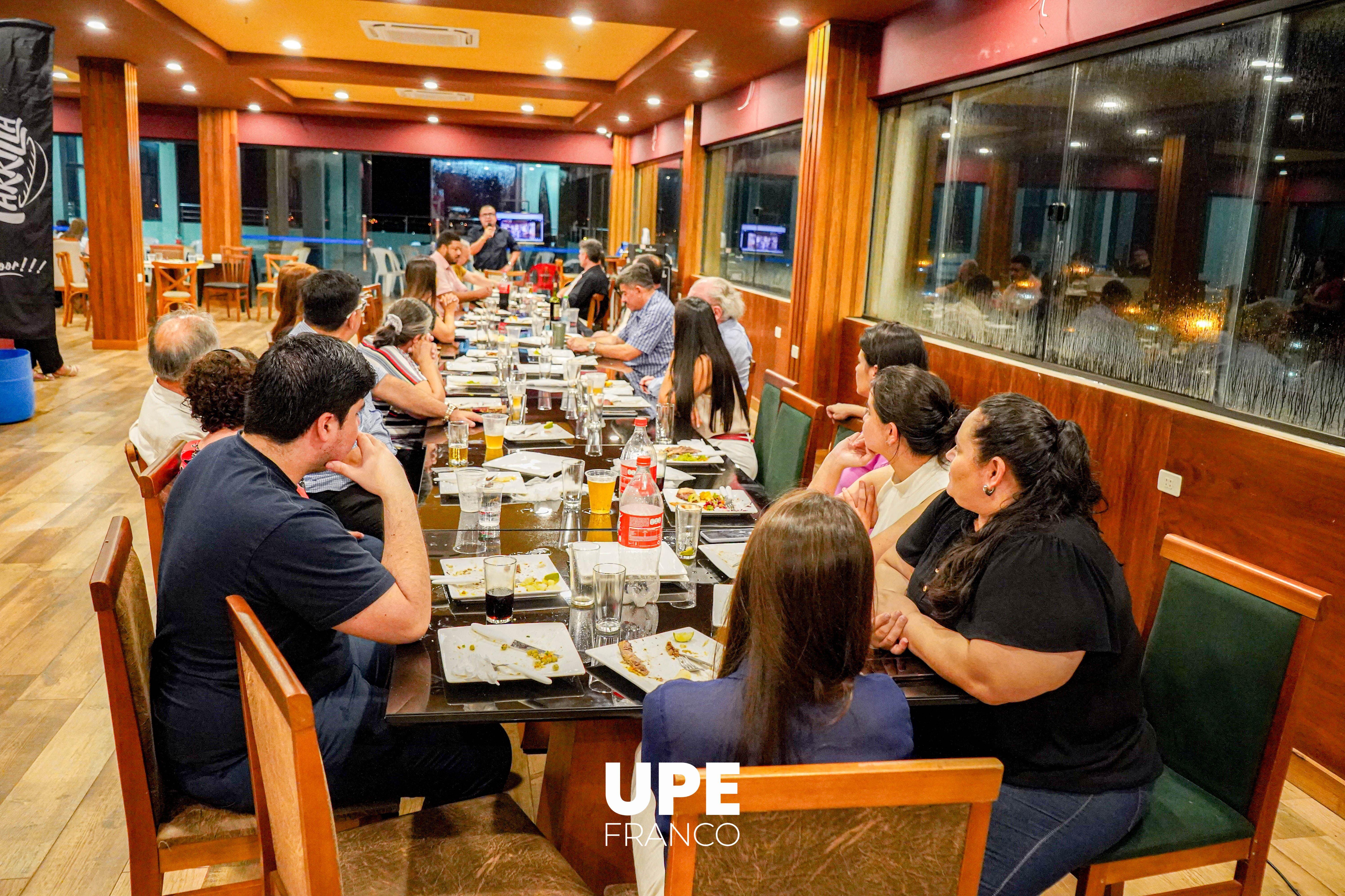 Celebrando Logros y Fortaleciendo Lazos en la Facultad de Arquitectura y Urbanismo: Brindis en la UPE