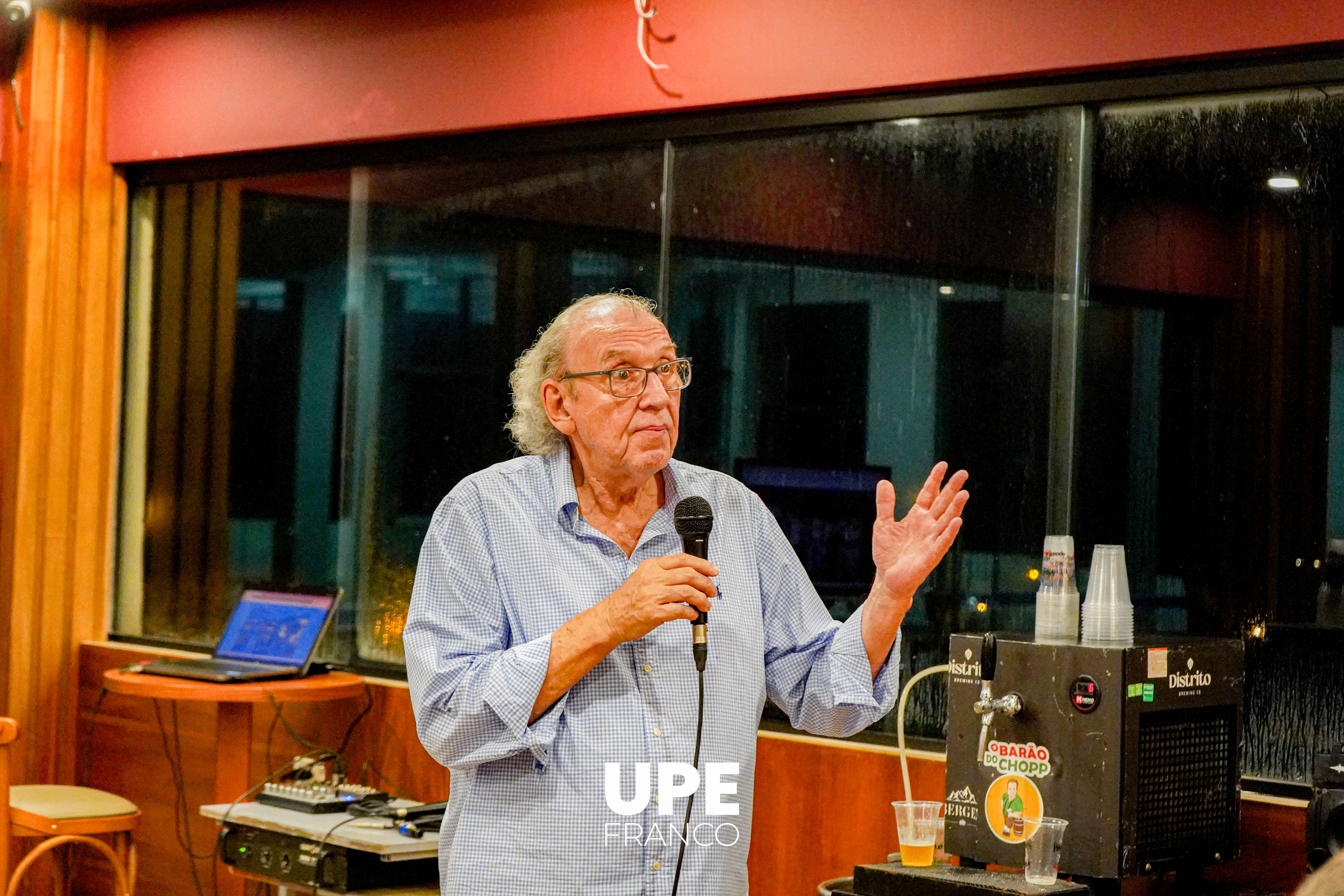 Celebrando Logros y Fortaleciendo Lazos en la Facultad de Arquitectura y Urbanismo: Brindis en la UPE