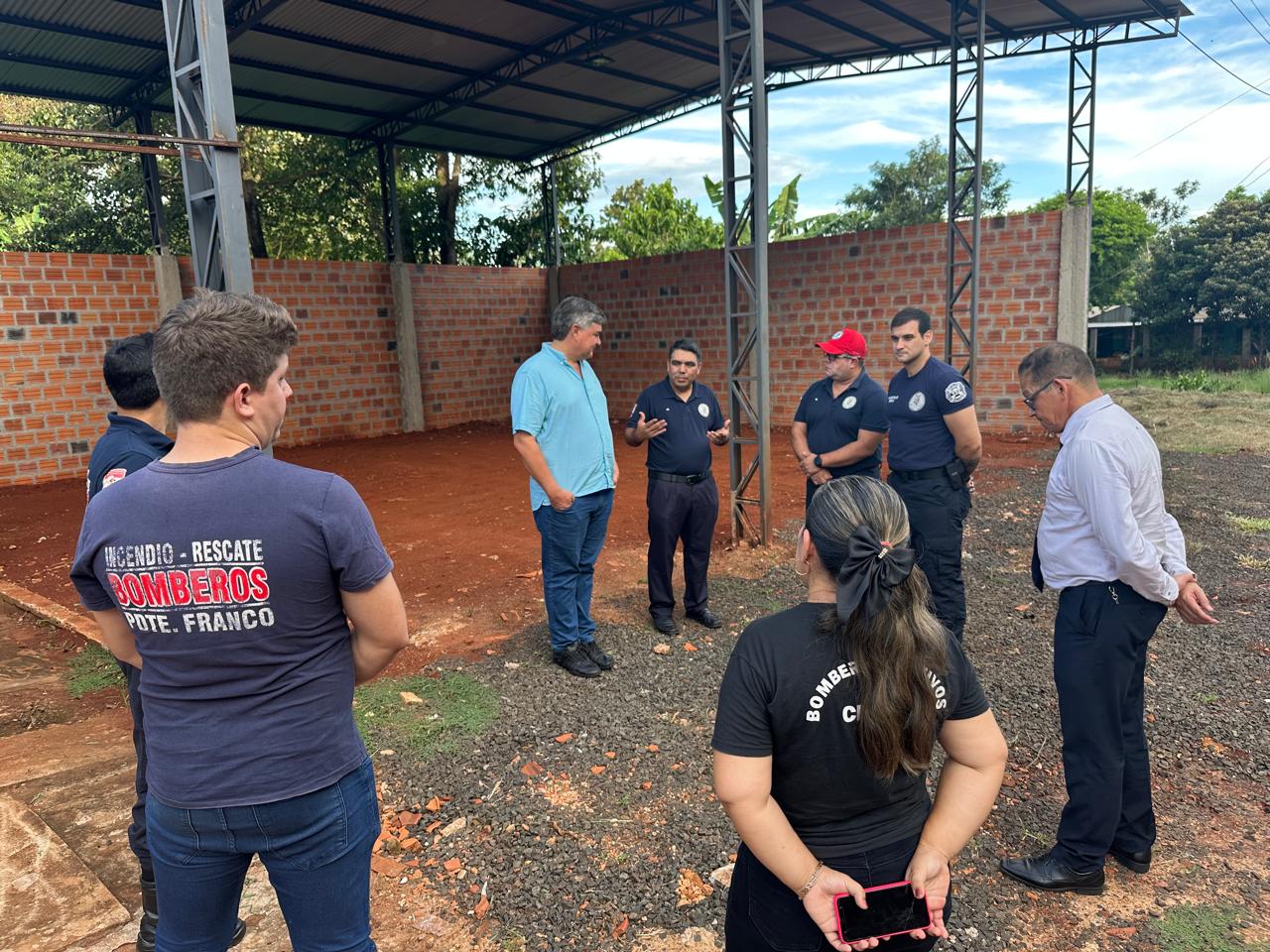 Director Ejecutivo de la UPE, Dip. Luis Tiki González se reúne con bomberos de Presidente Franco