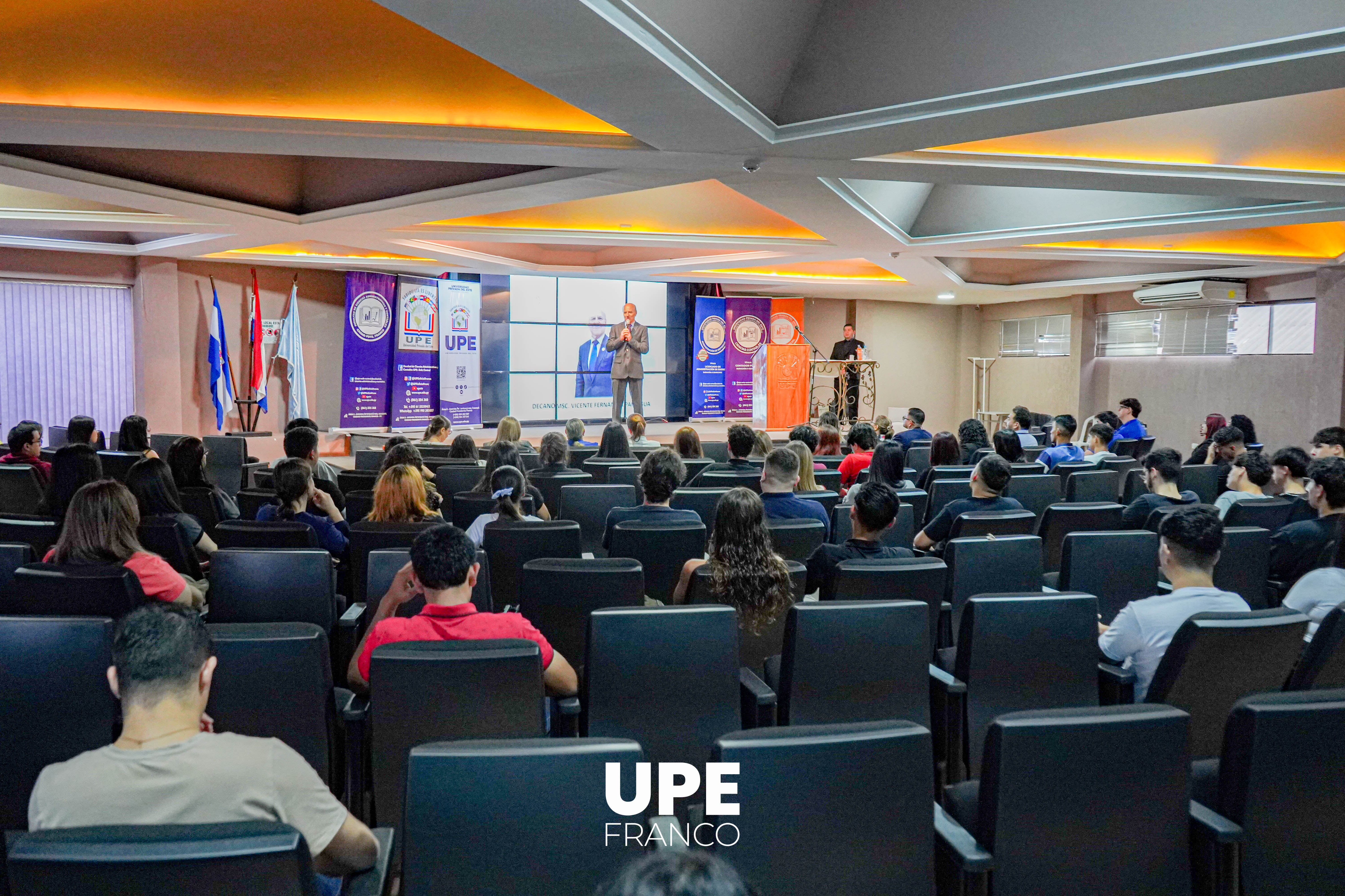 Facultad de Ciencias Administrativas y Contables Recibe a sus Nuevos Estudiantes