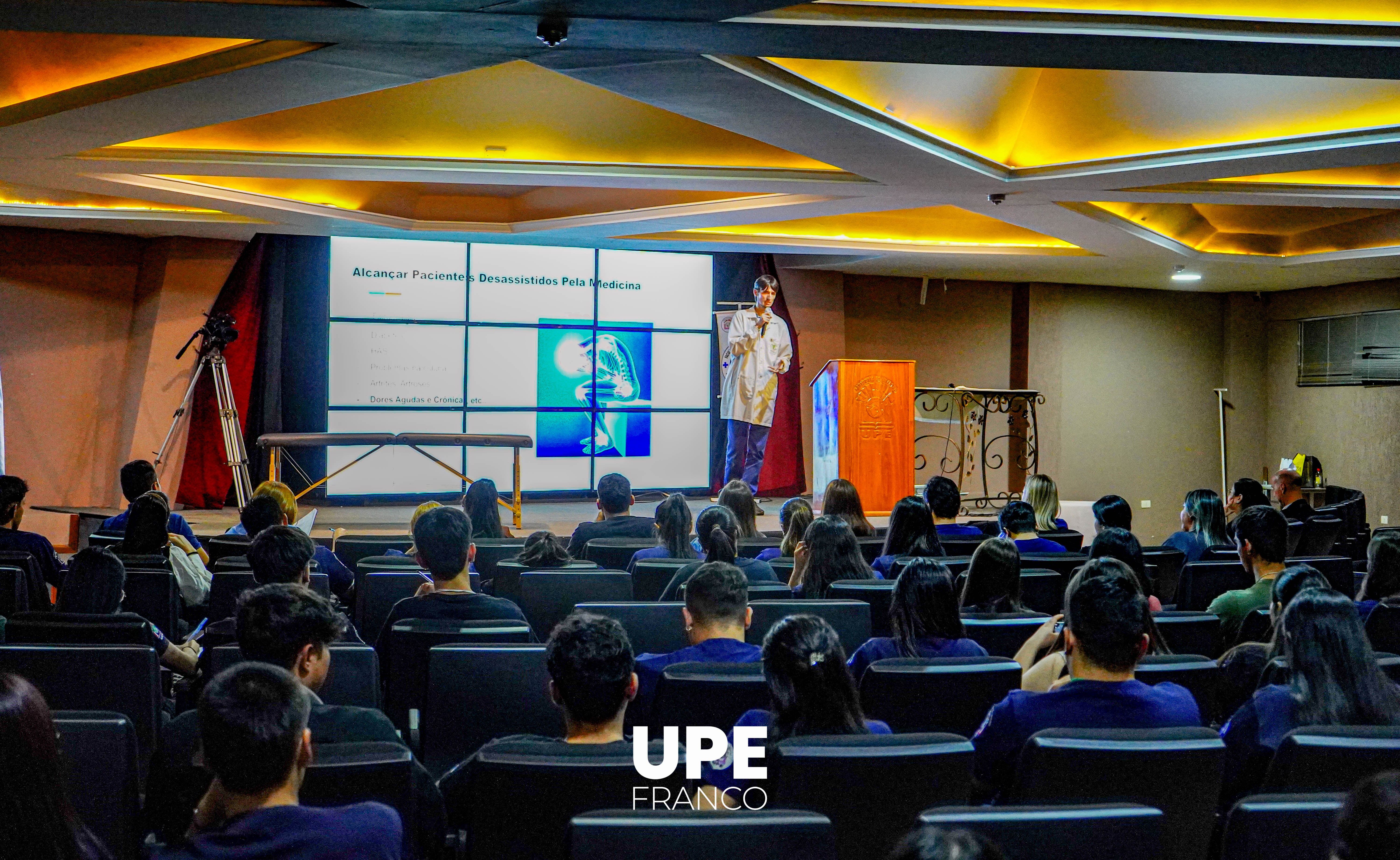 Taller de Fisioterapia Integrativa reúne a estudiantes y profesionales en UPE FRANCO