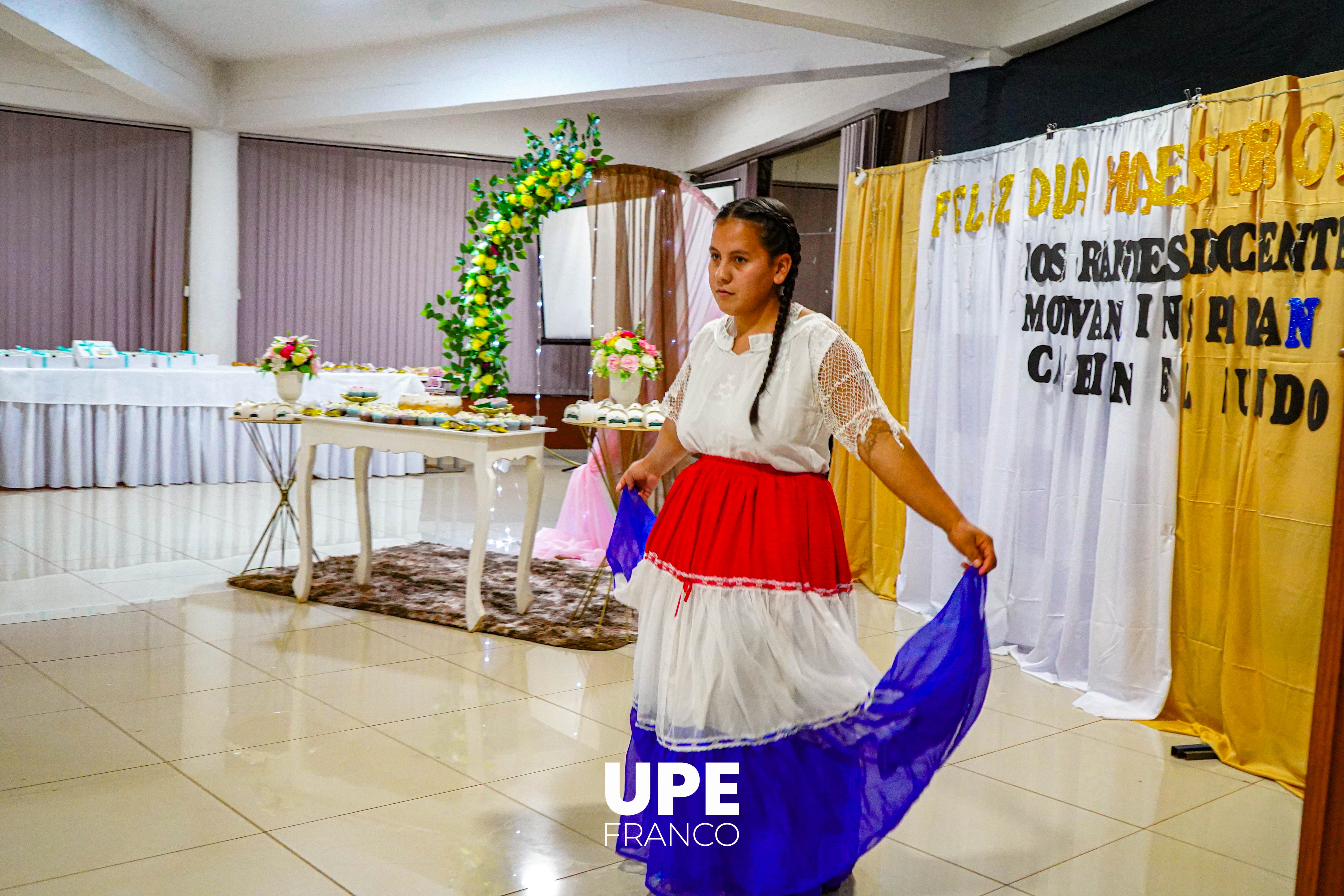 Homenaje al Maestro: Reconocimiento a docentes de Ciencias de la Educación