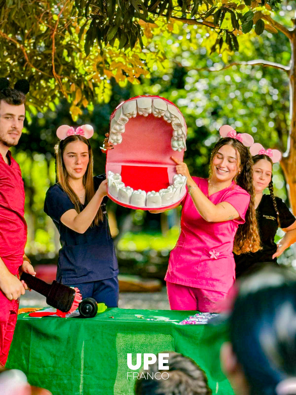 Proyecto Manos que cuidan, corazones que sanan: Extensión universitaria en la Fundación Las Tías