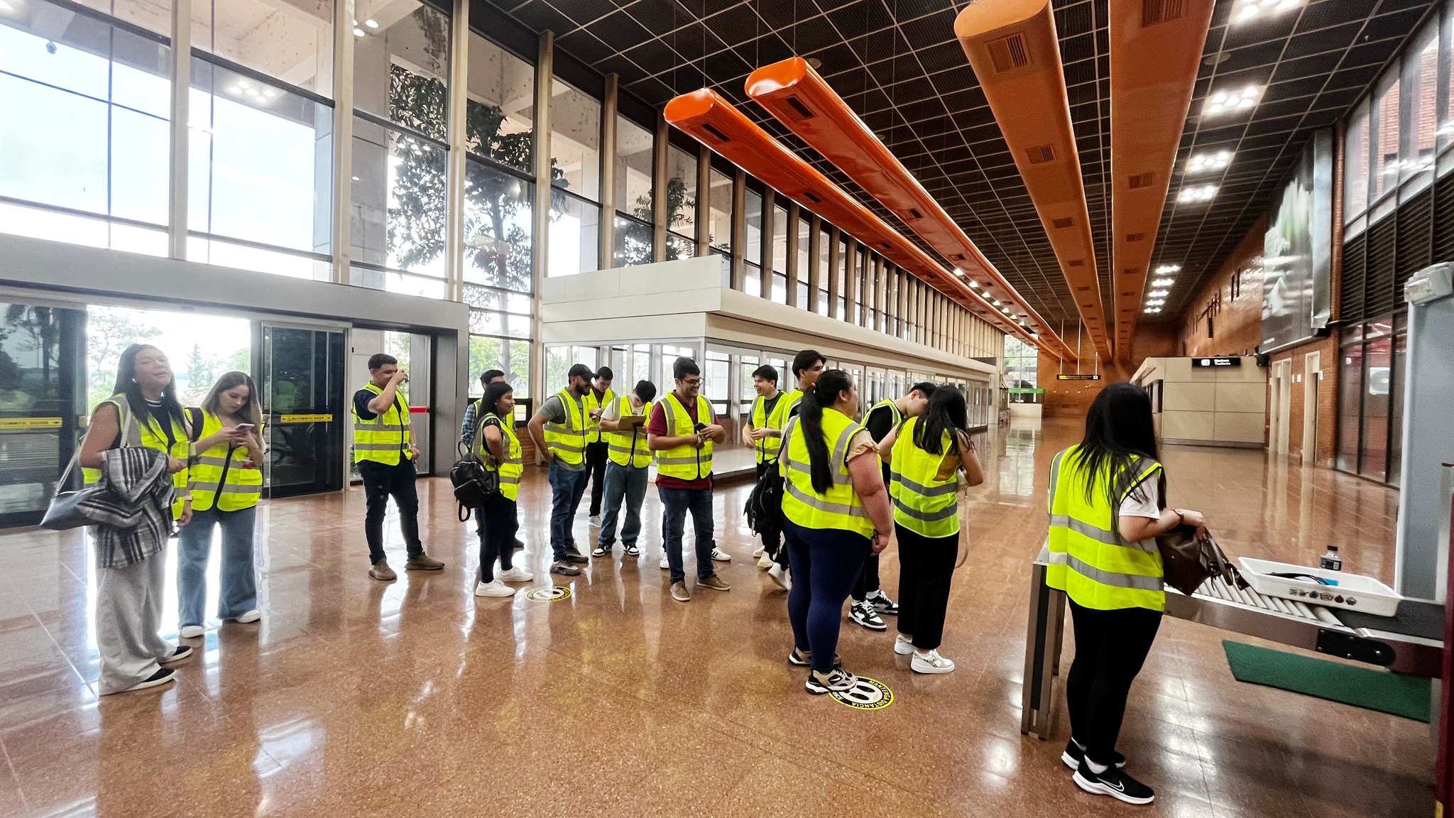  La Facultad de Ciencias Administrativas y Contables realizaron una visita técnica al Aeropuerto Internacional Guaraní