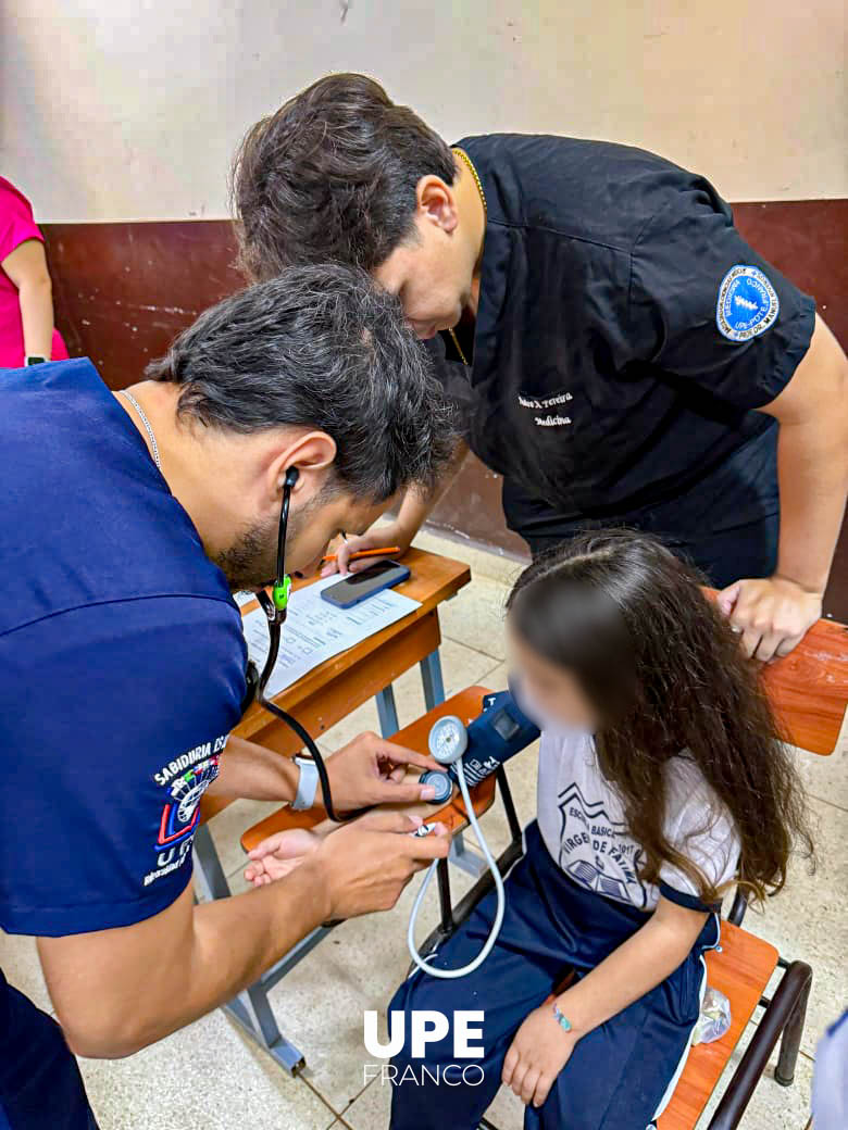  Jornada de inspección médica: Alumnos de Medicina aplican conocimientos en la comunidad escolar