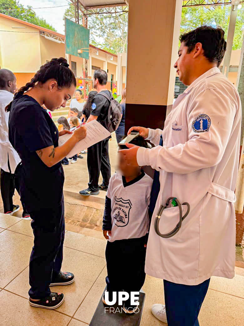  Jornada de inspección médica: Alumnos de Medicina aplican conocimientos en la comunidad escolar