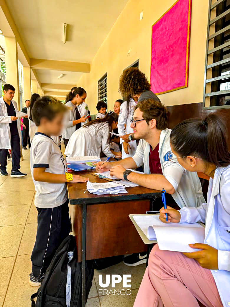  Jornada de inspección médica: Alumnos de Medicina aplican conocimientos en la comunidad escolar