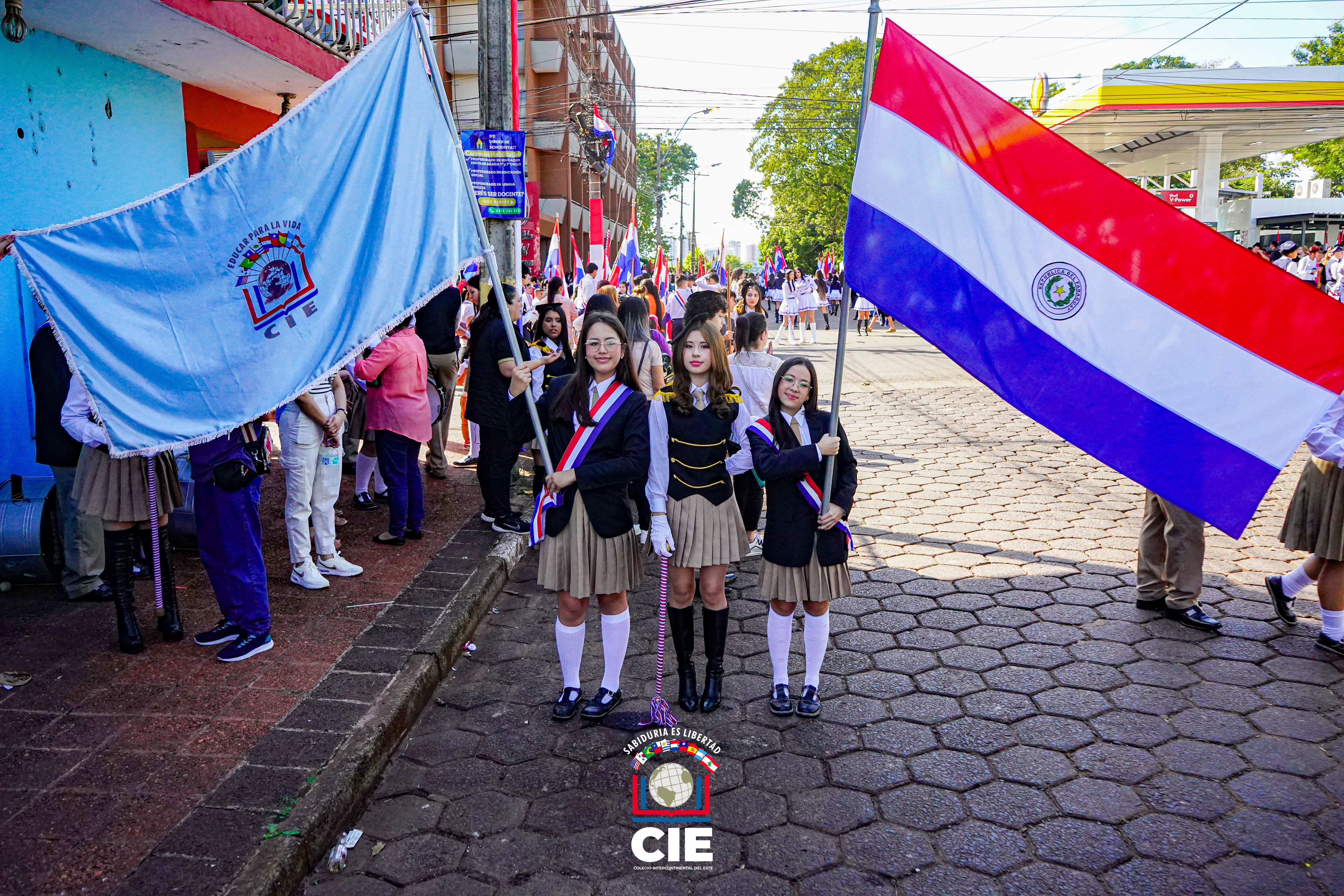 Desfile por los 214 años de Independencia Nacional: Colegio Intercontinental del Este presente
