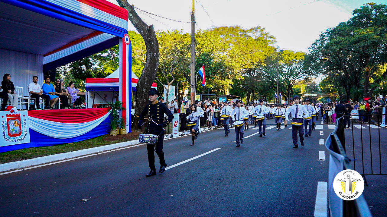 Desfile por la Independencia Nacional: El Colegio Católico El Redentor honra a la Patria