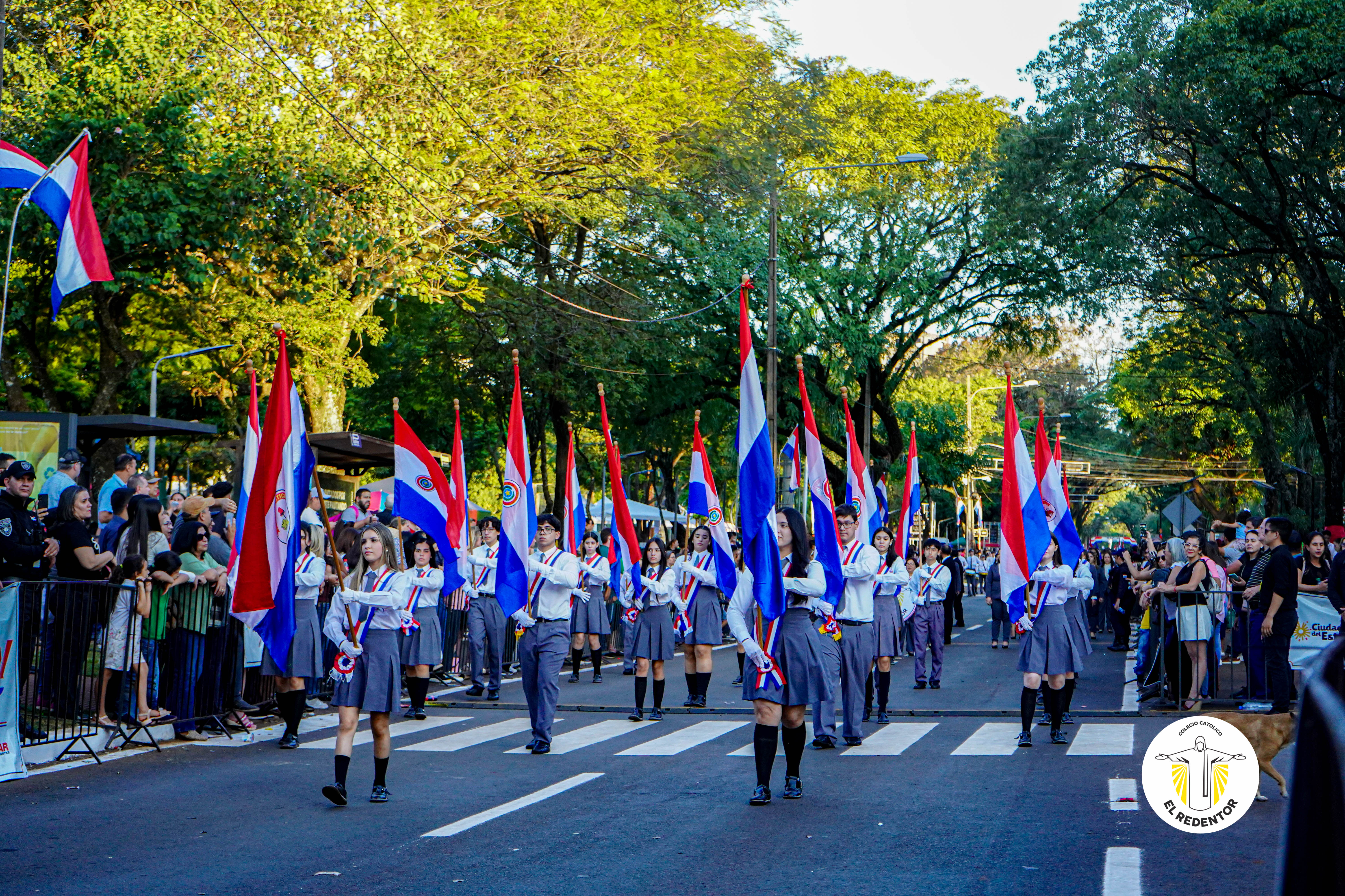 Desfile por la Independencia Nacional: El Colegio Católico El Redentor honra a la Patria