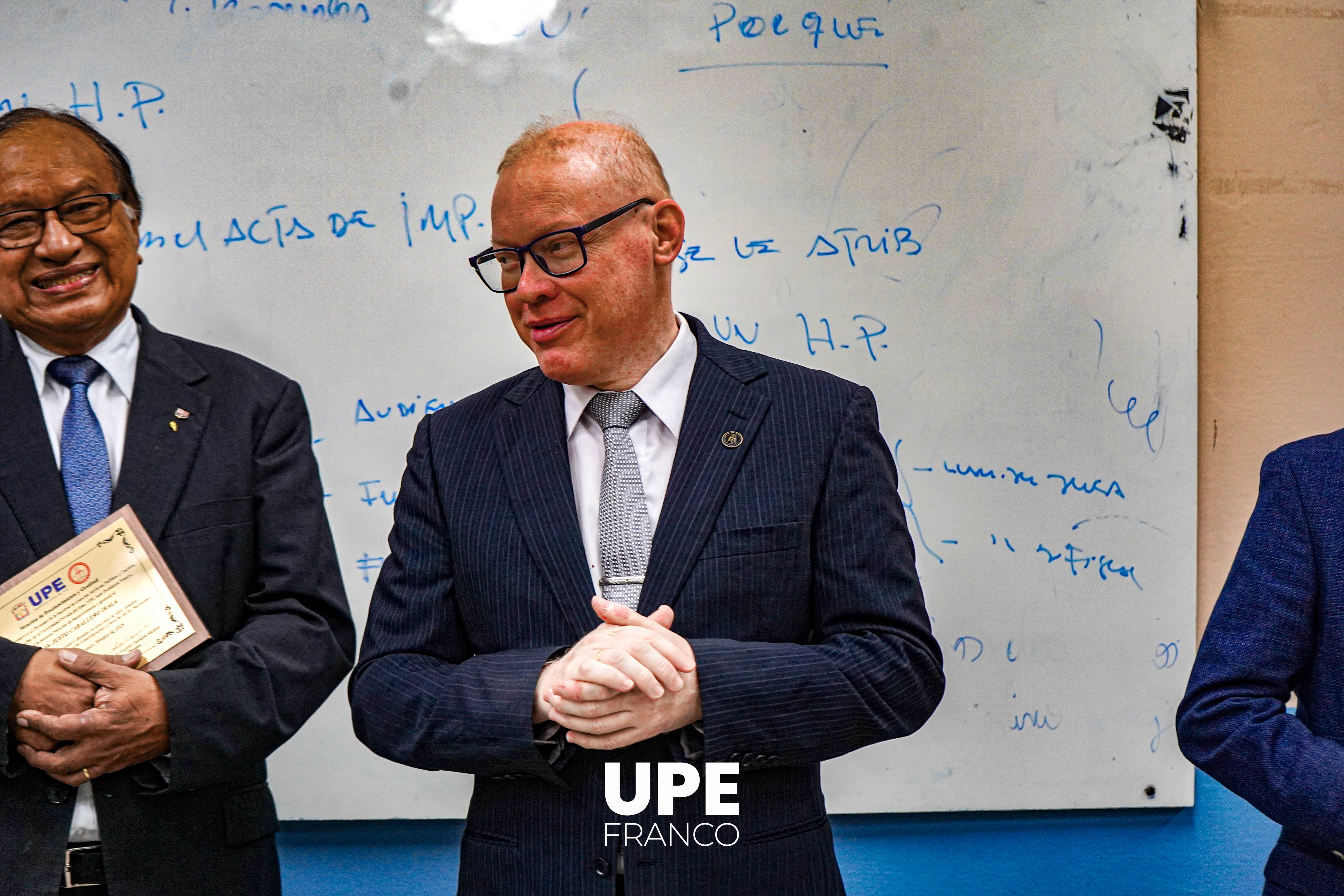 Acto de Reconocimiento al Dr. Justo Caballero Irala por 30 años de docencia en la UPE