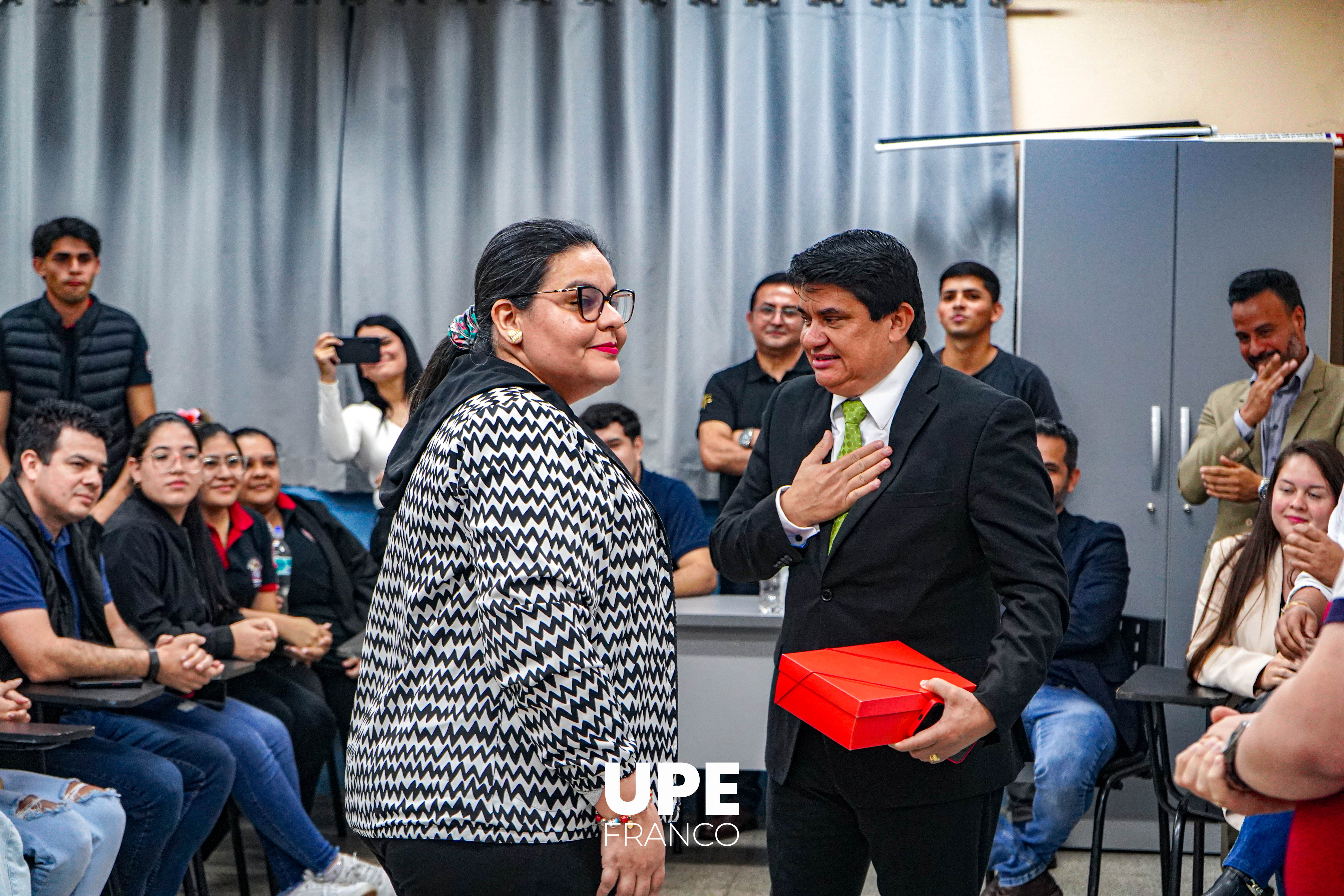 Acto de Reconocimiento al Dr. Justo Caballero Irala por 30 años de docencia en la UPE