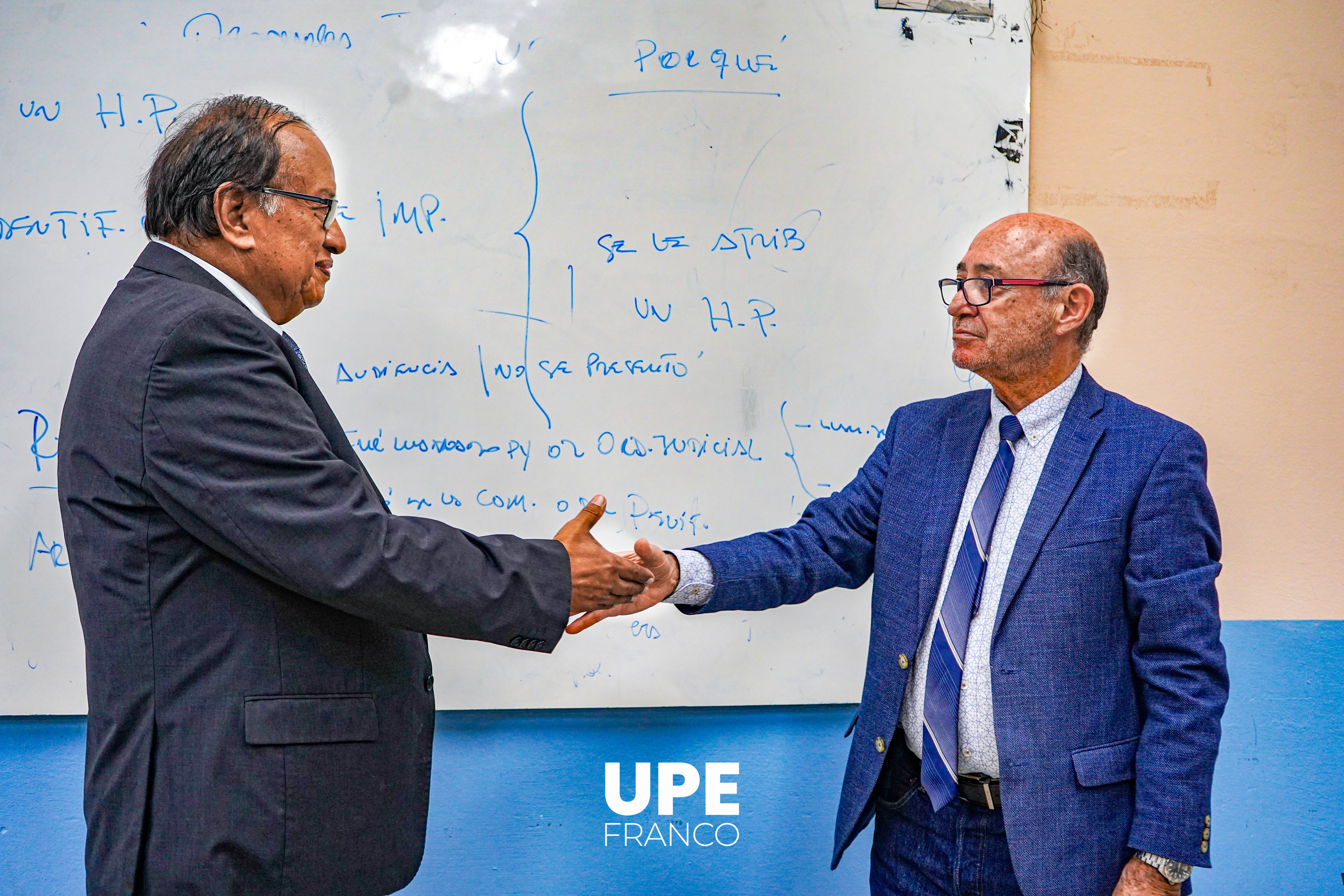 Acto de Reconocimiento al Dr. Justo Caballero Irala por 30 años de docencia en la UPE