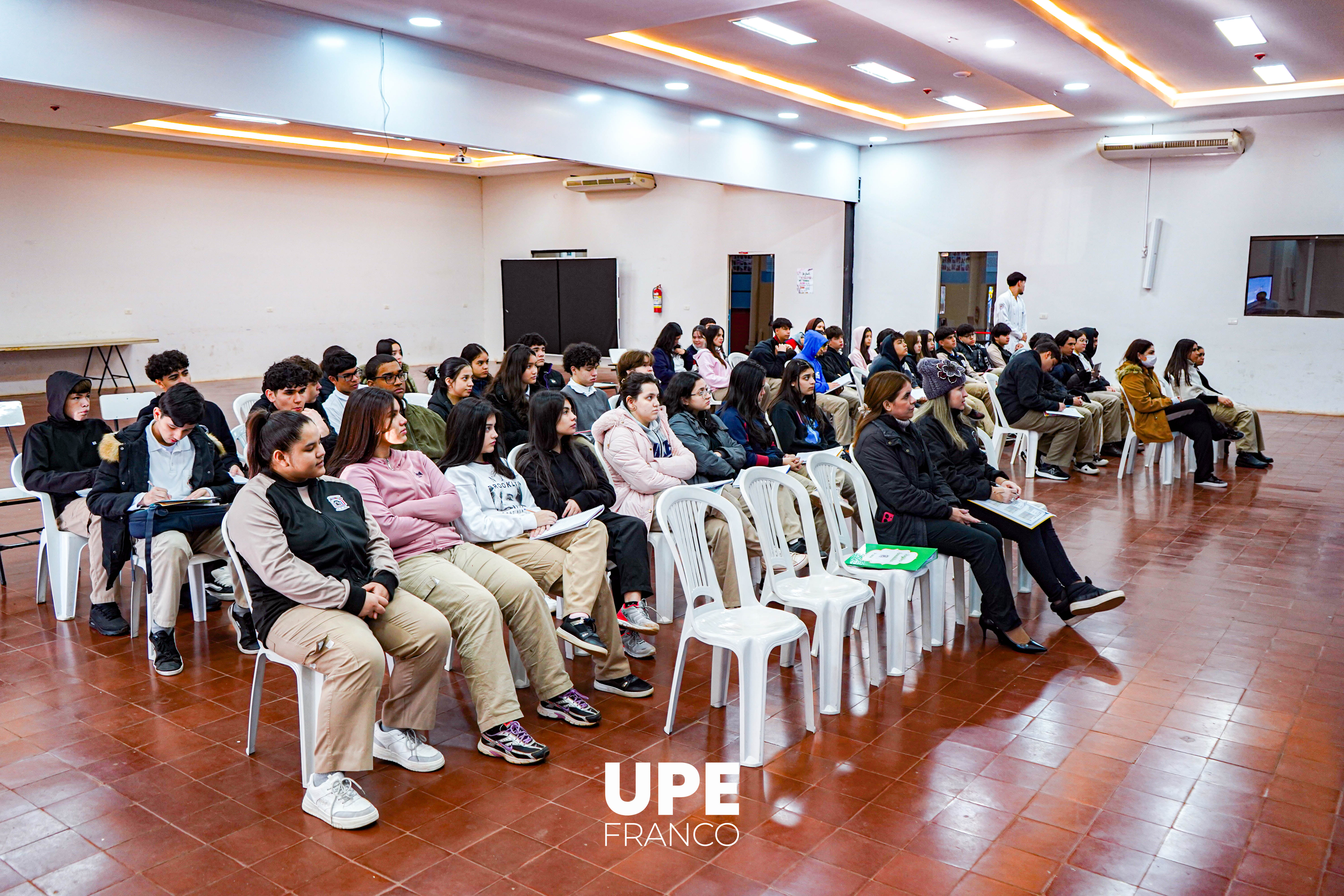 Primeros Auxilios para Escolares: Estudiantes de Enfermería comparten su saber con la comunidad del CIE