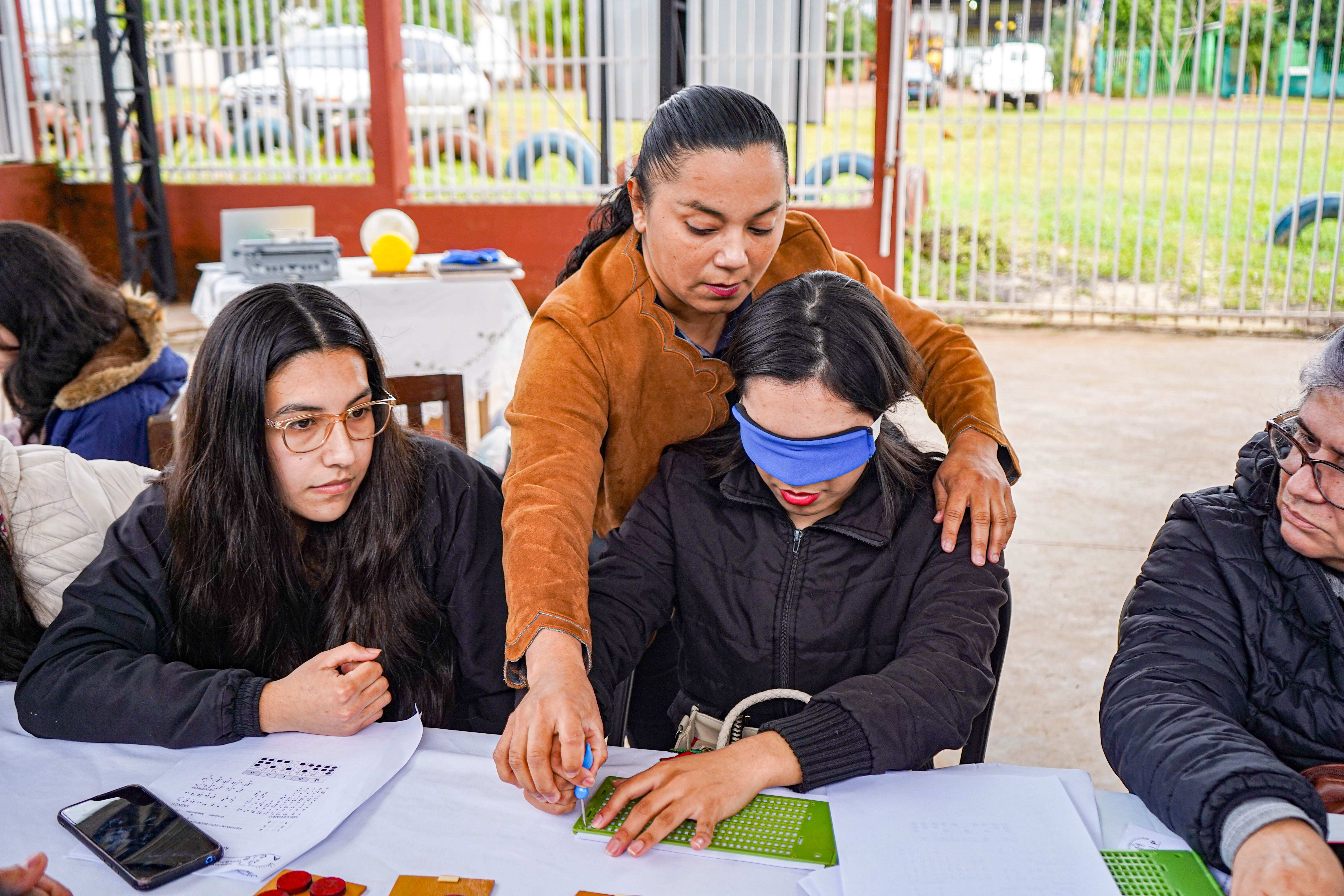 Conociendo la discapacidad visual: Estudiantes de Ciencias de la Educación visitan la Asociación de Ciegos del Paraguay