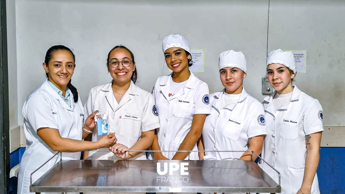 Educando al Cuidador: Estudiantes de enfermería capacitan a cuidadores y donan insumos al Hospital Regional