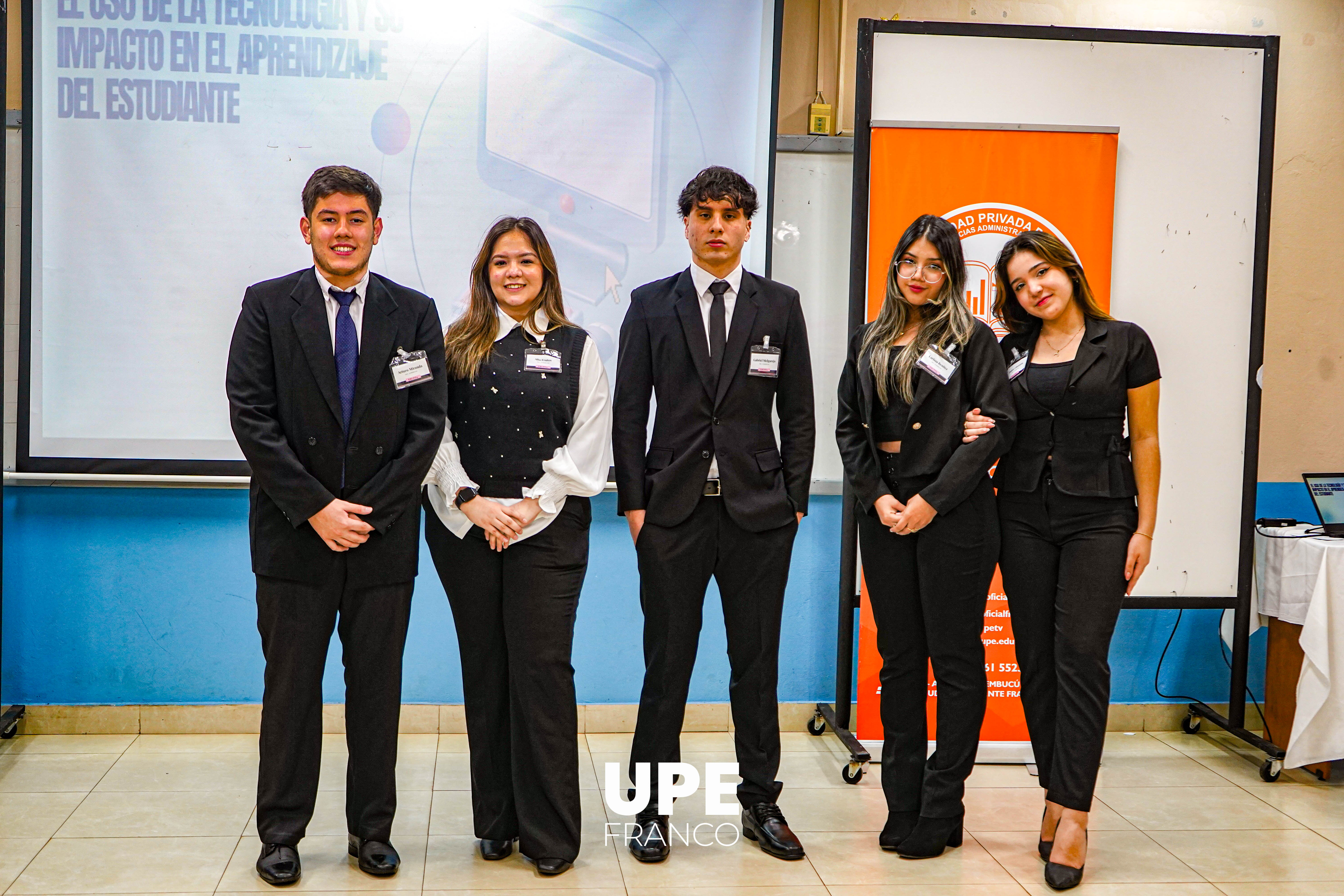 Estudiantes de Ingeniería Comercial culminan su presentación oral de Metodología de la Investigación