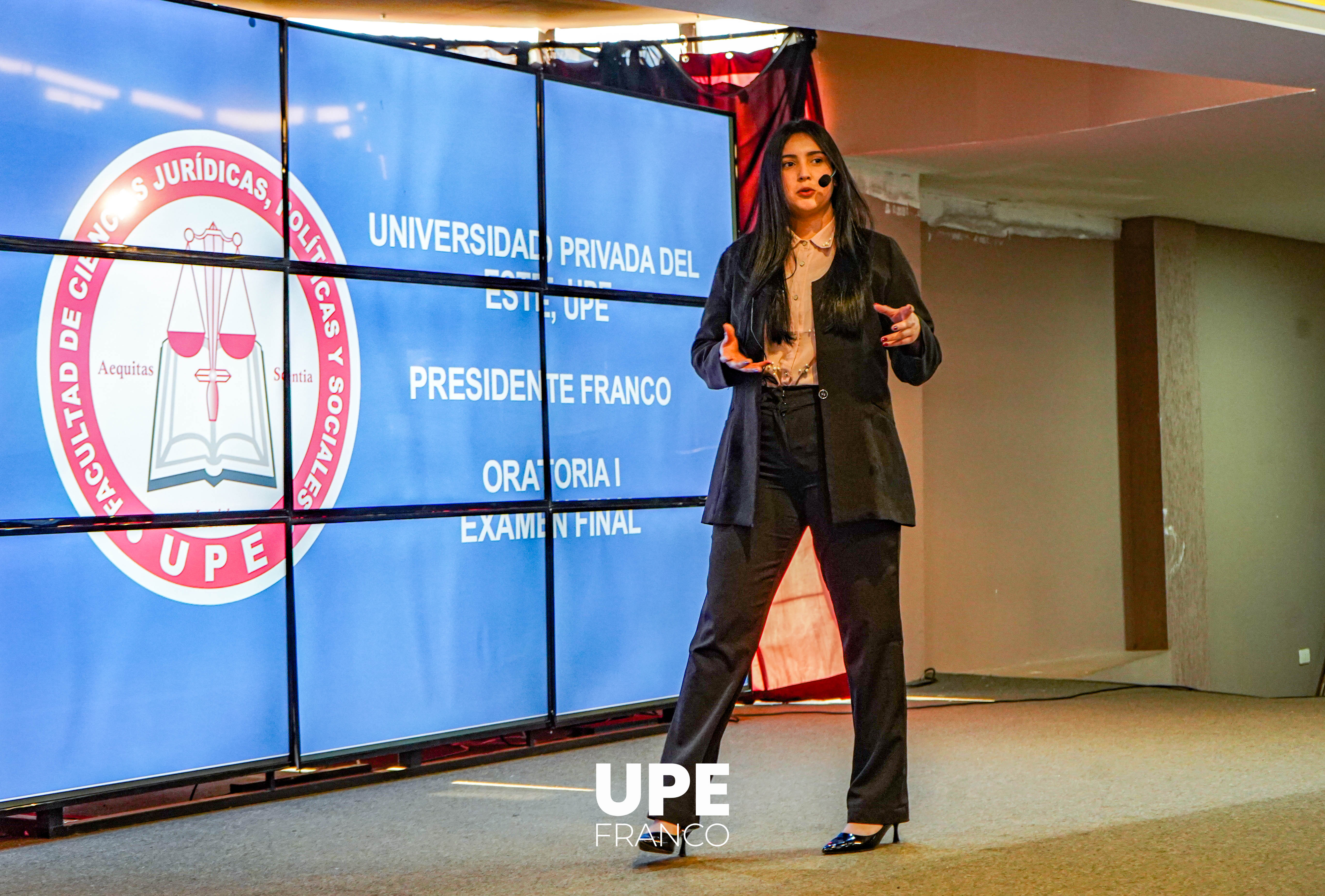 Examen Final de Oratoria I: Estudiantes de Derecho fortalecen sus habilidades comunicacionales