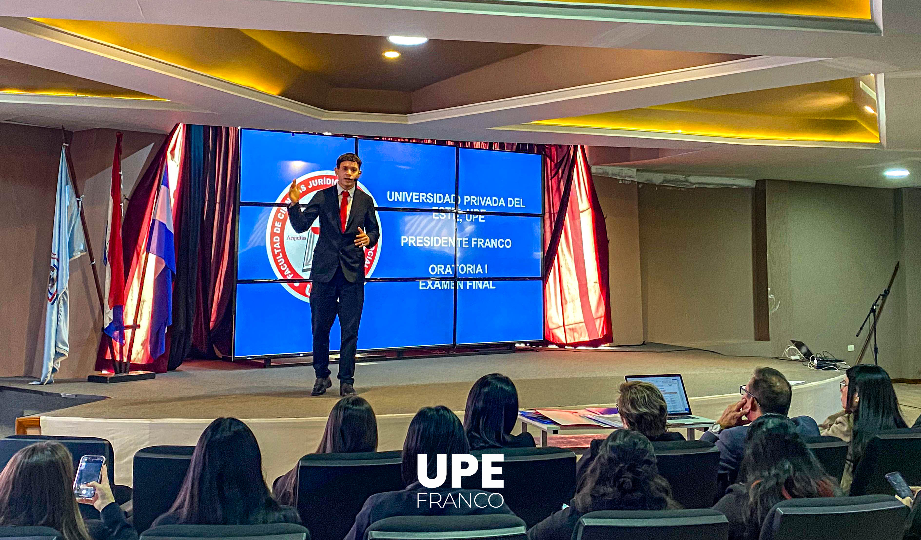 Examen Final de Oratoria I: Estudiantes de Derecho fortalecen sus habilidades comunicacionales