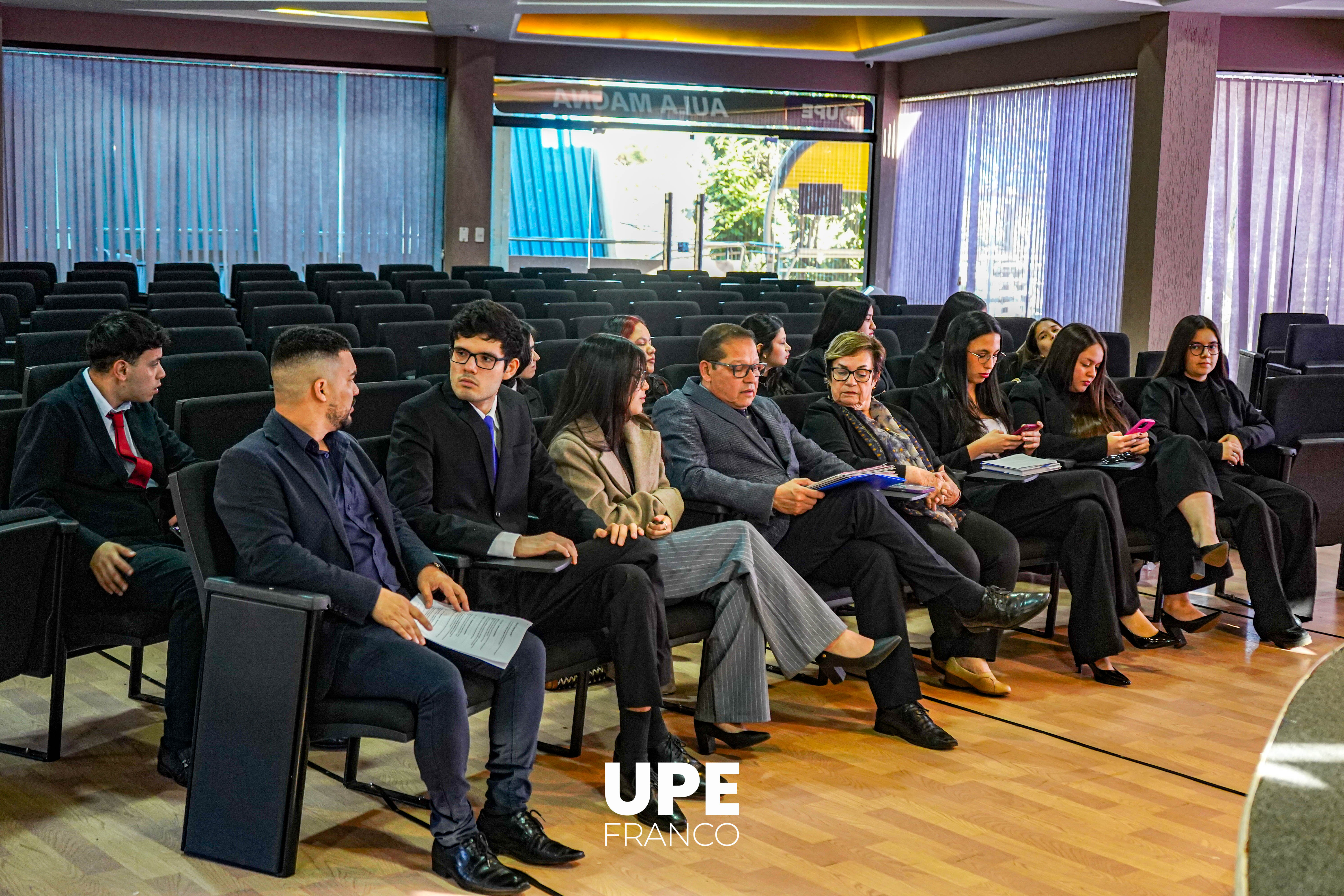 Examen Final de Oratoria I: Estudiantes de Derecho fortalecen sus habilidades comunicacionales