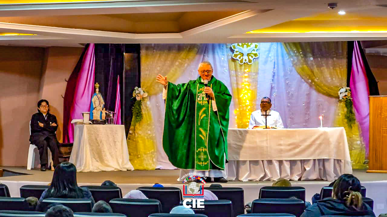 Misa en el Colegio Intercontinental del Este