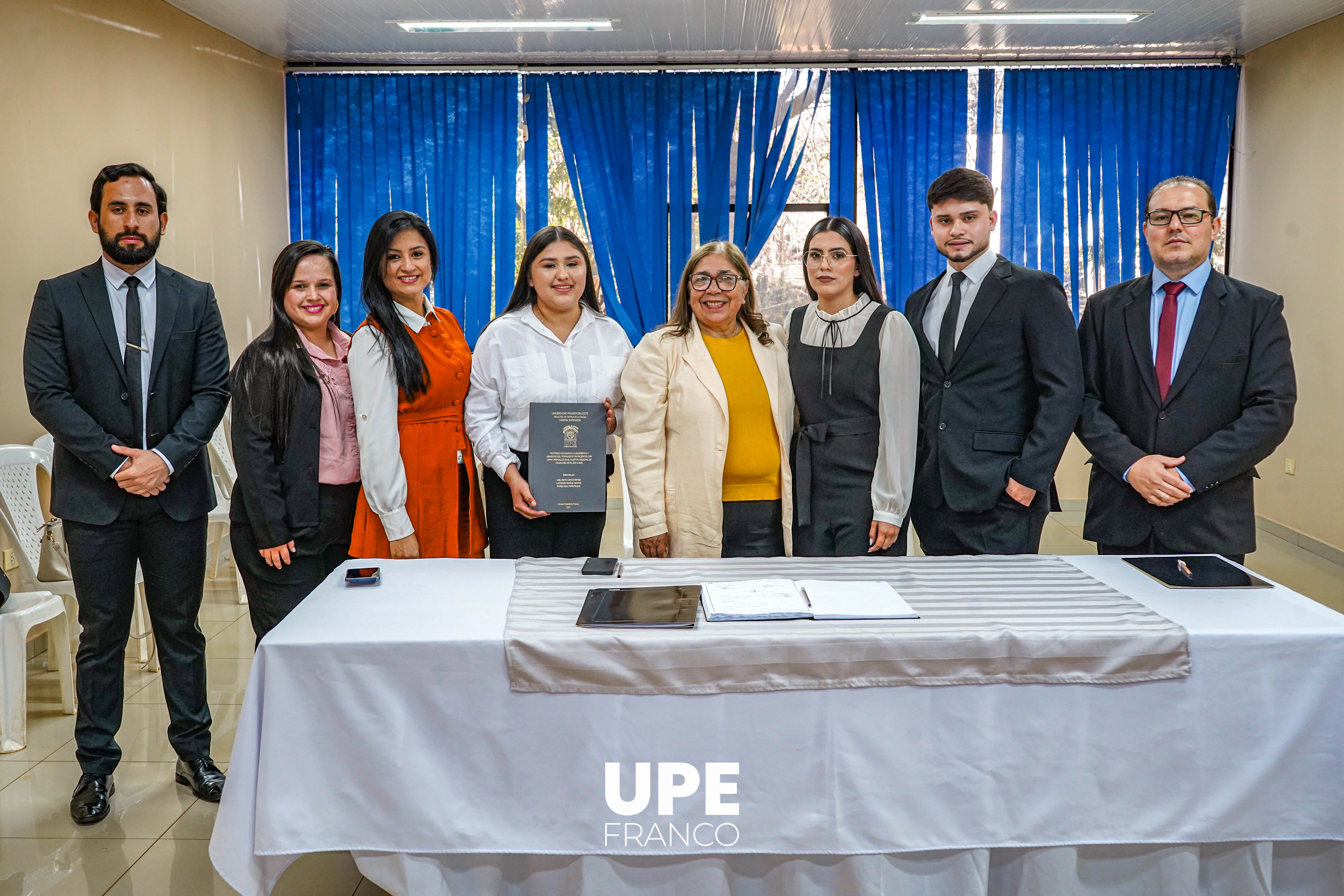 Nuevos egresados de Enfermería UPE: Estudiantes defienden con éxito su Trabajo Final de Grado