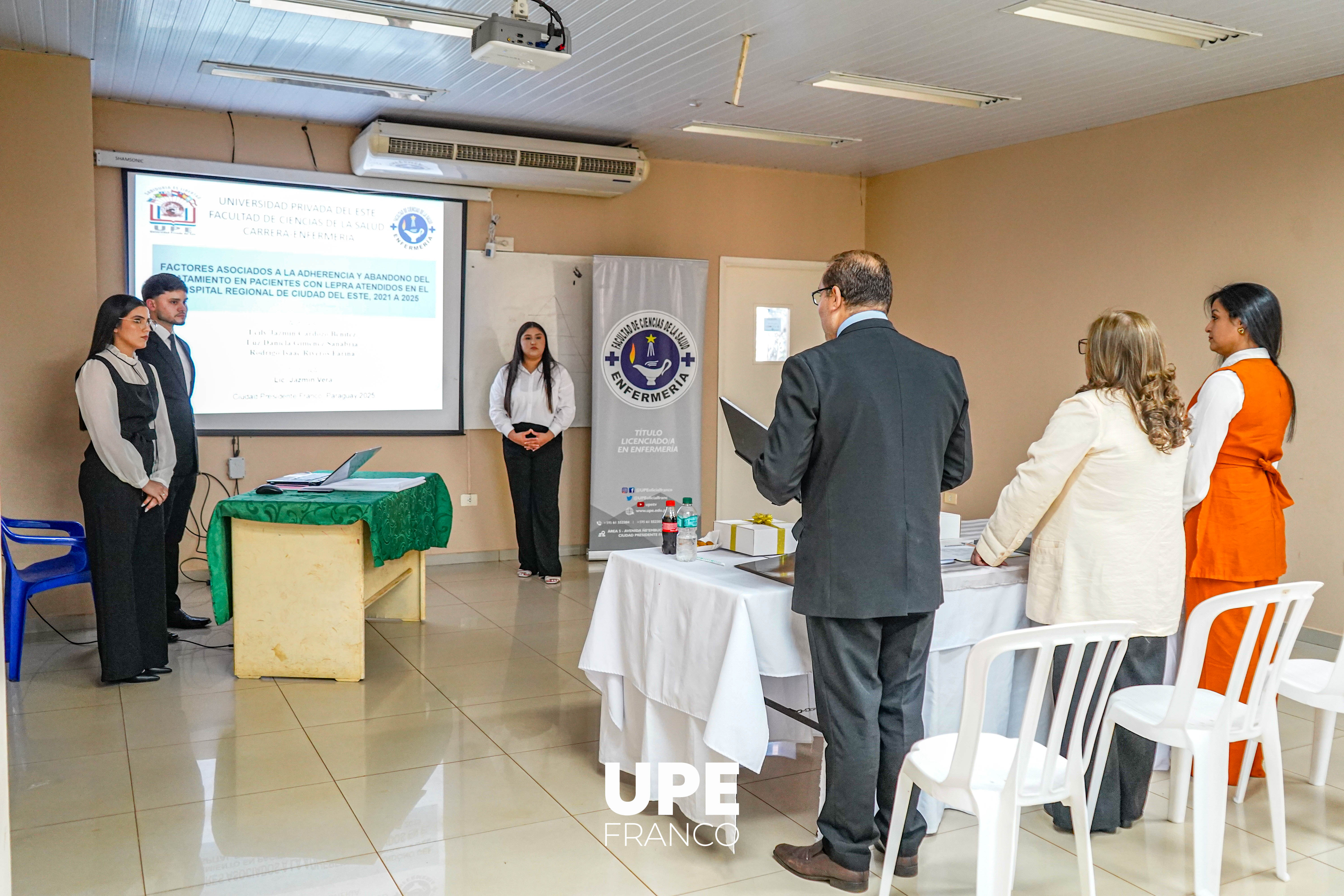 Nuevos egresados de Enfermería UPE: Estudiantes defienden con éxito su Trabajo Final de Grado