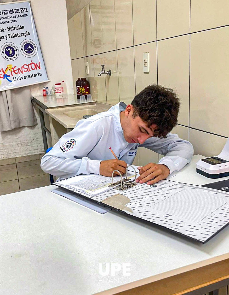 Estudiantes de Enfermería UPE realizan prácticas en el Colegio Redentor