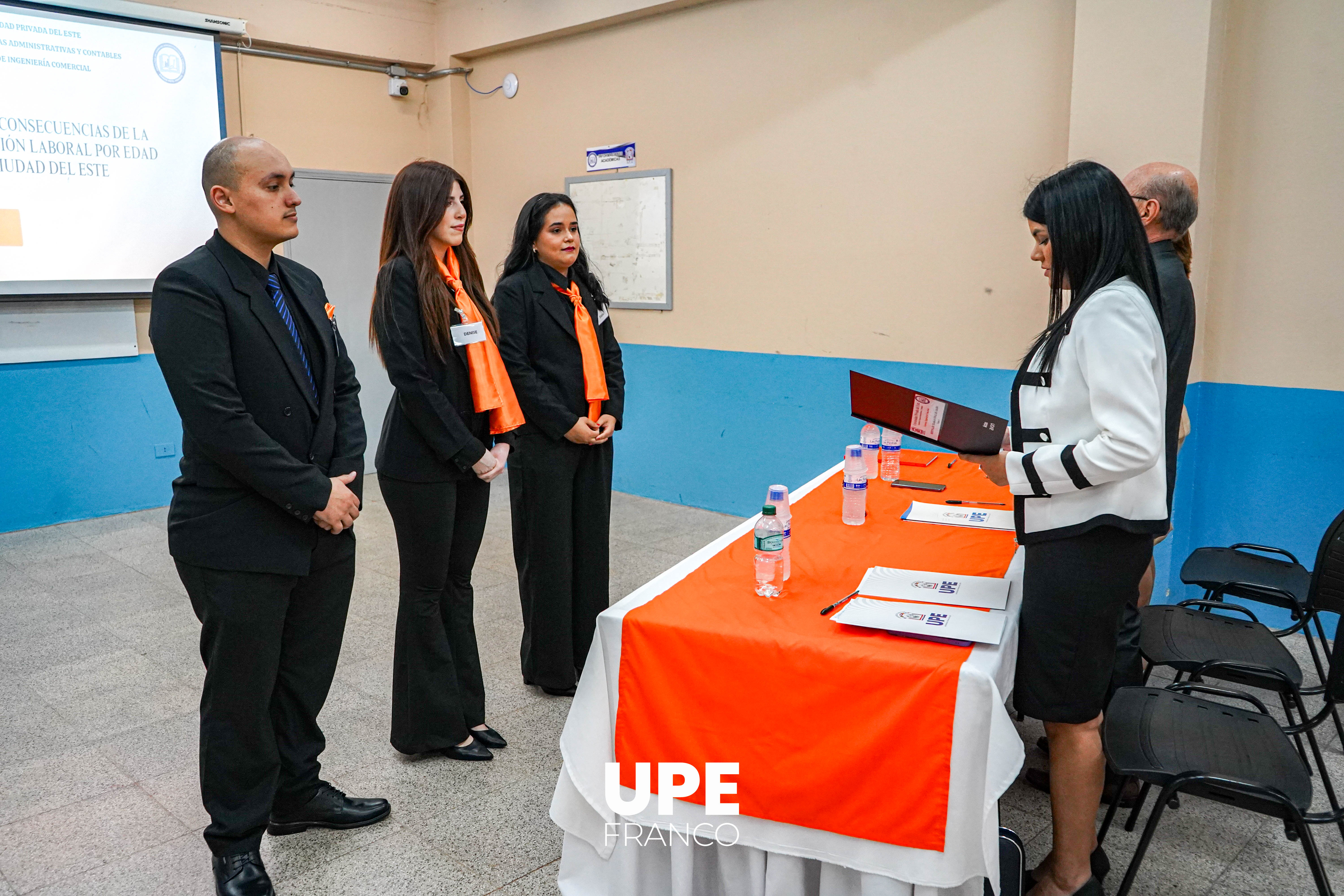Nuevos profesionales en Ingeniería Comercial culminan su formación académica en la UPE FRANCO