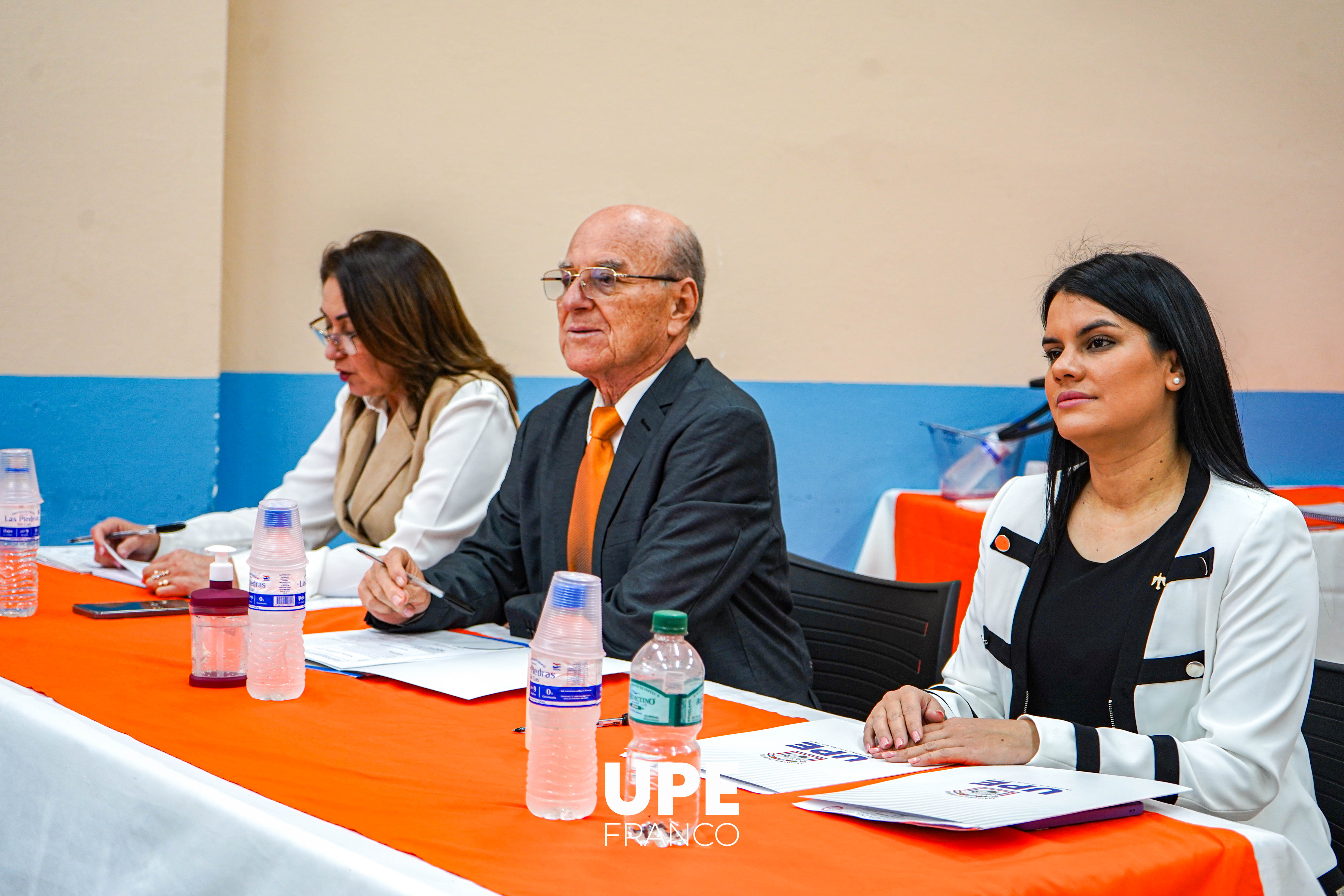 Nuevos profesionales en Ingeniería Comercial culminan su formación académica en la UPE FRANCO