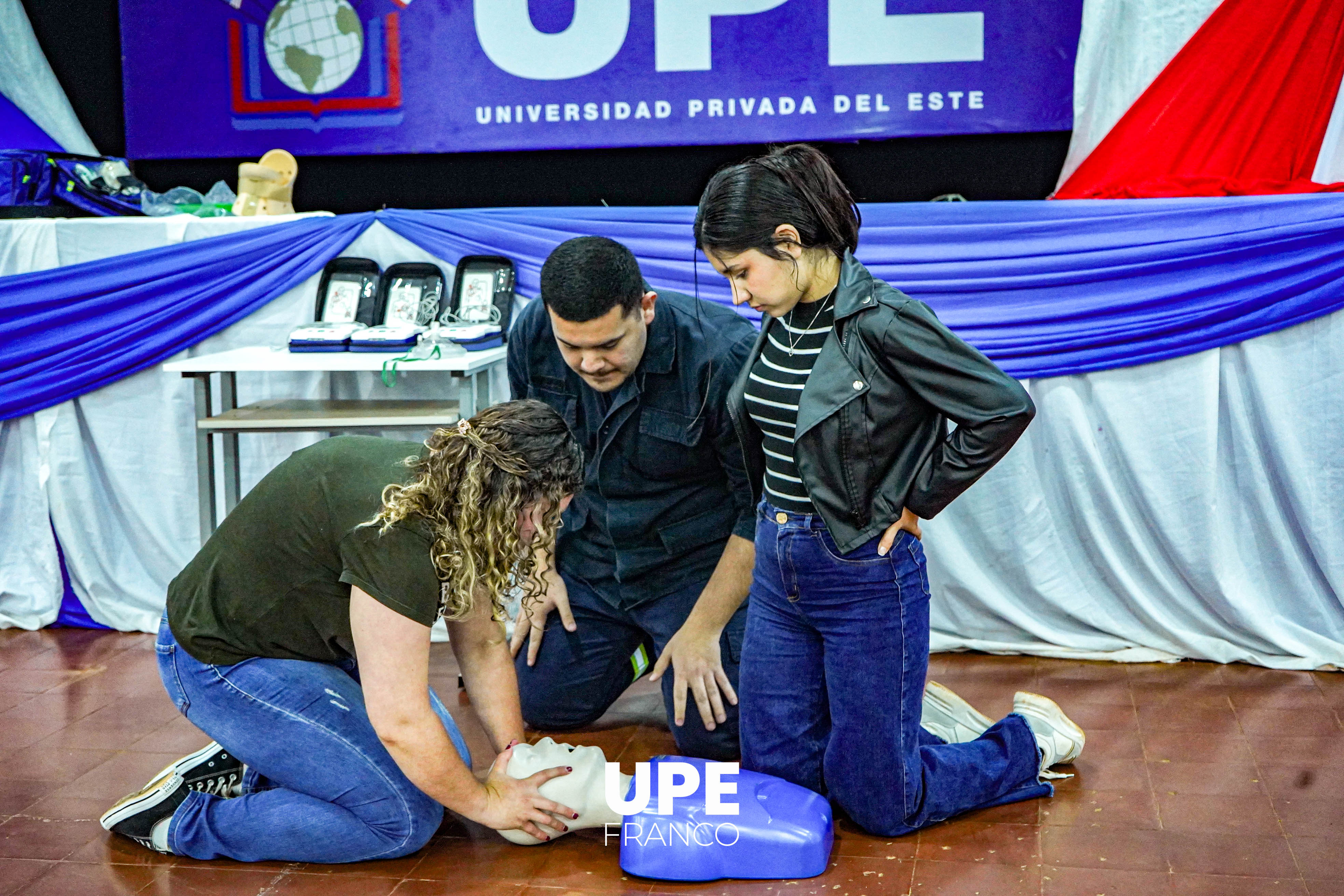 Primeros Auxilios: Bomberos Voluntarios capacitan a estudiantes de Derecho UPE