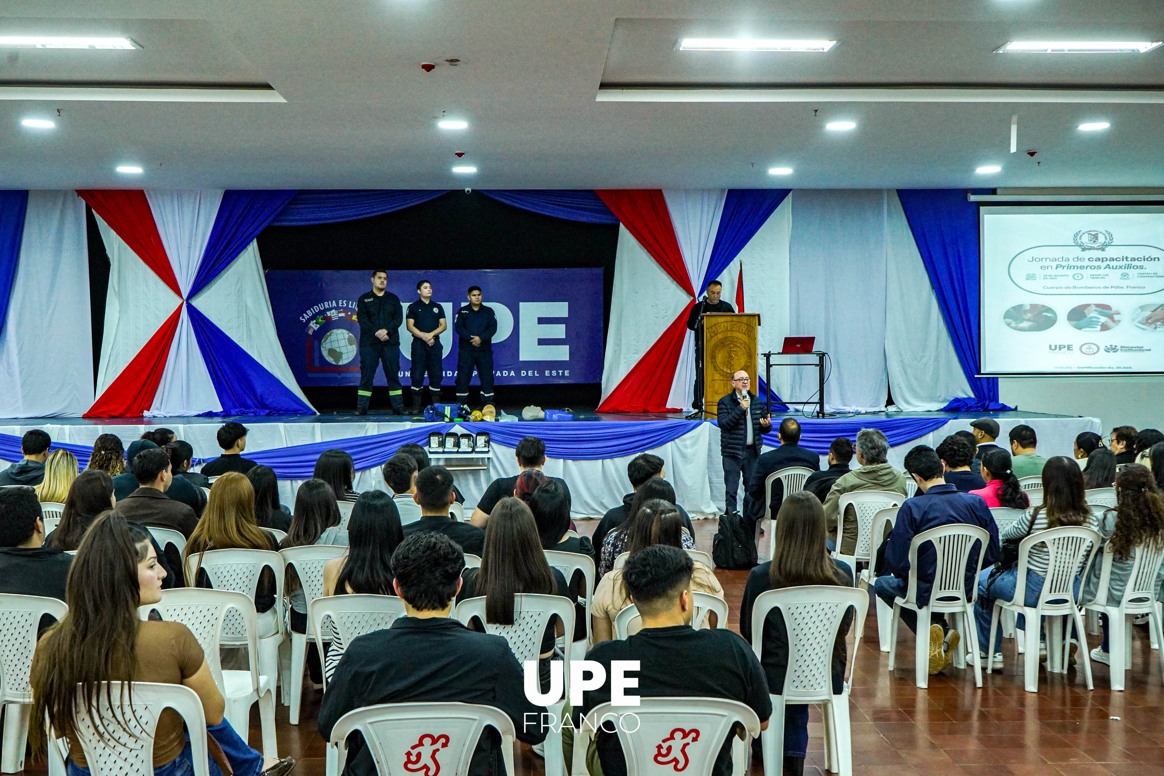 Primeros Auxilios: Bomberos Voluntarios capacitan a estudiantes de Derecho UPE