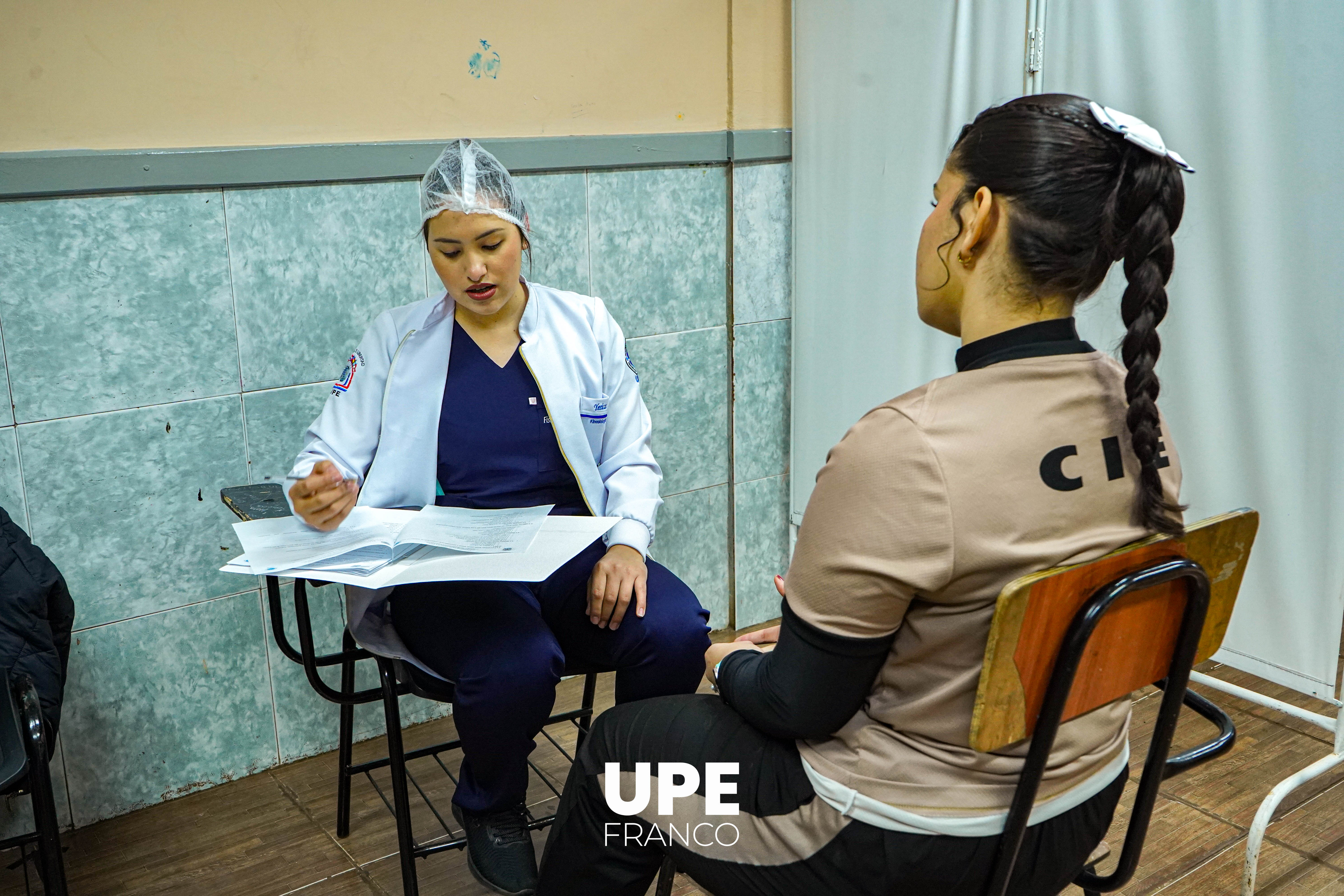 Estudiantes de Kinesiología y Fisioterapia realizan evaluaciones posturales en el CIE