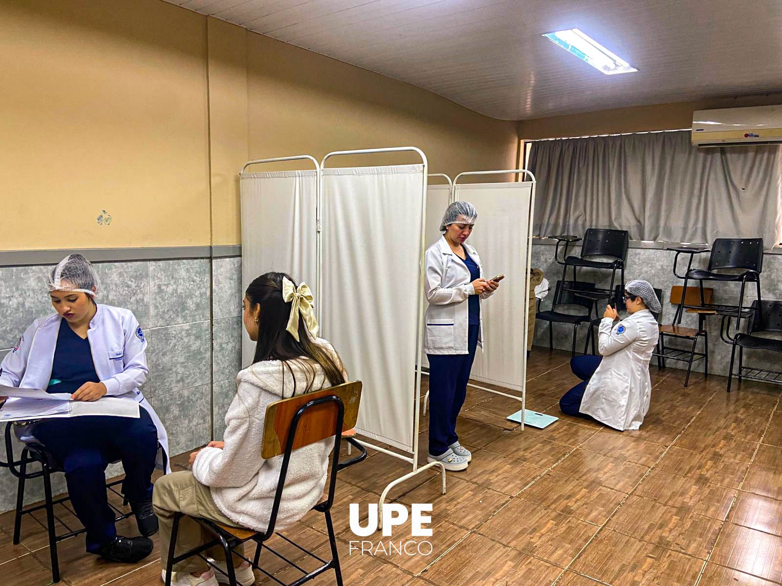 Estudiantes de Kinesiología y Fisioterapia realizan evaluaciones posturales en el CIE