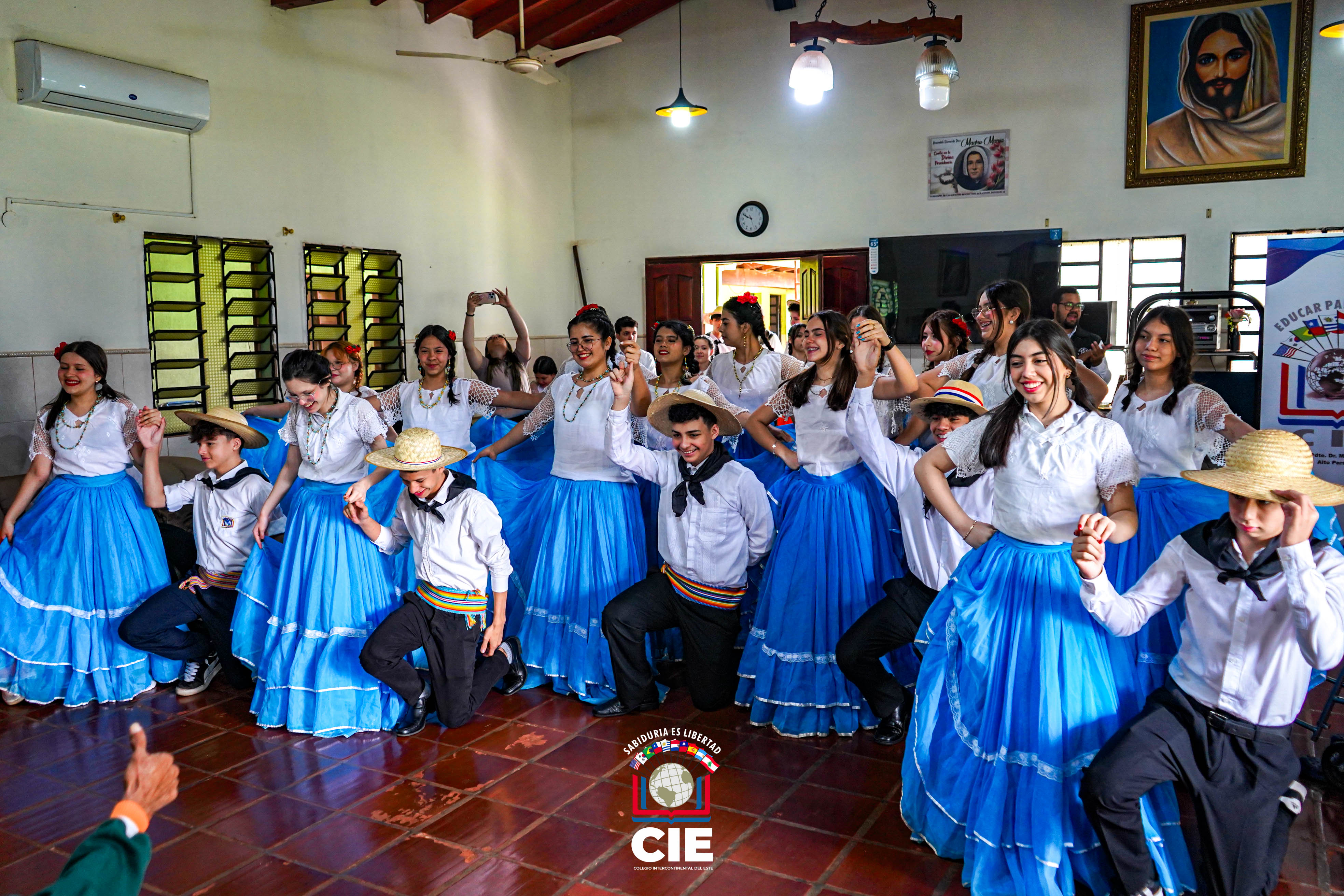 Proyecto Café, Canciones y Abrazos: Estudiantes del CIE visitan el Hogar de Ancianos San Agustín