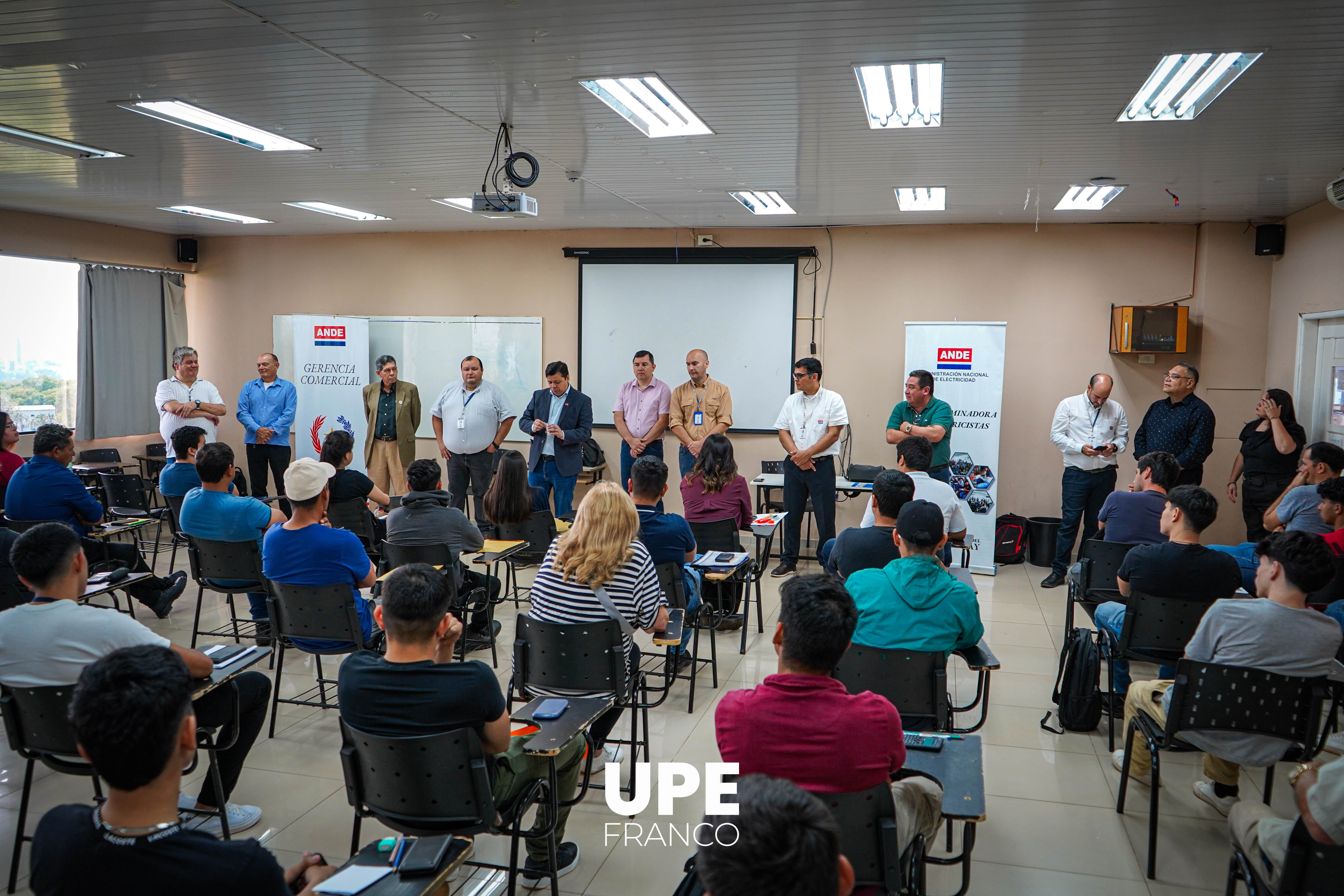 Mesa Examinadora de la ANDE en la UPE FRANCO: Evaluación para postulantes a la obtención del Carnet de Electricista