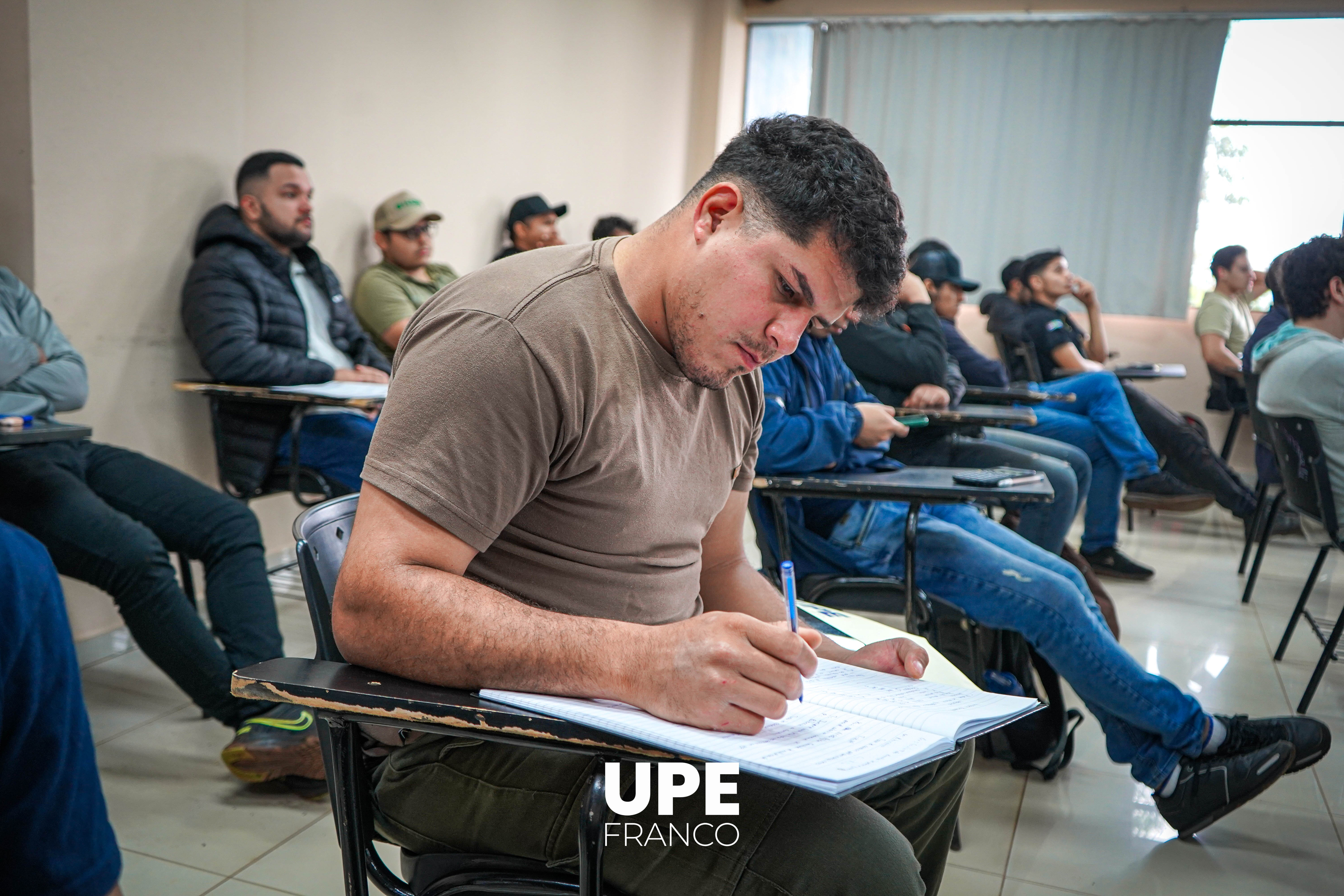 Mesa Examinadora de la ANDE en la UPE FRANCO: Evaluación para postulantes a la obtención del Carnet de Electricista