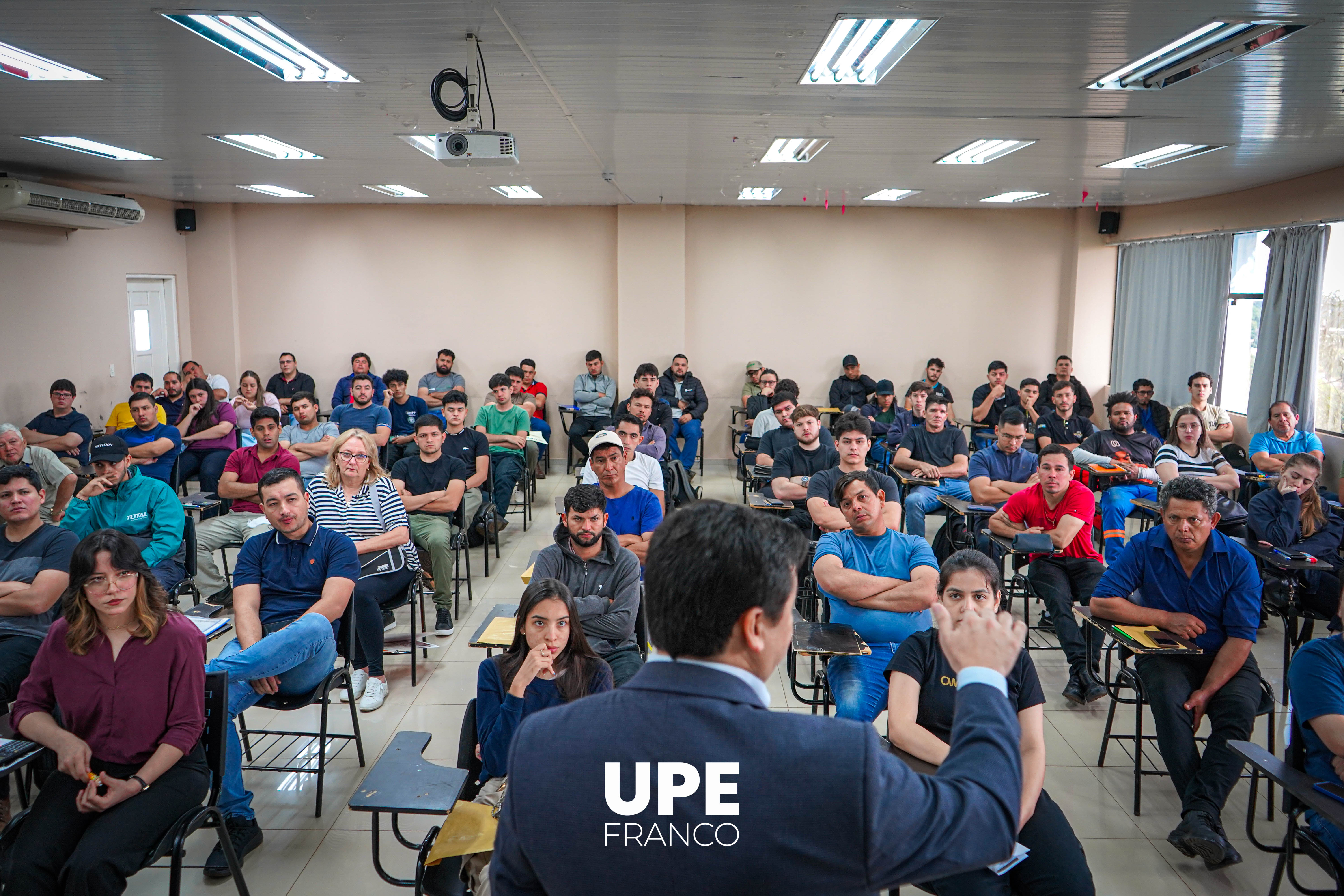 Mesa Examinadora de la ANDE en la UPE FRANCO: Evaluación para postulantes a la obtención del Carnet de Electricista