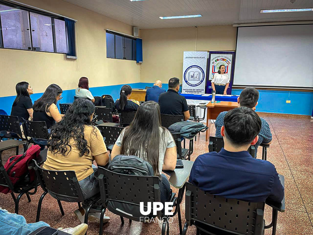 Reunión con estudiantes de Ciencias Administrativas y Contables: Lineamientos del Trabajo Final de Grado