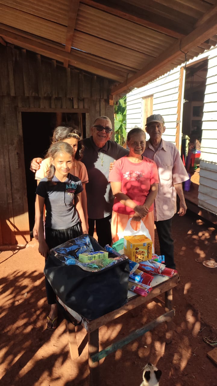 Acción solidaria de Medicina UPE beneficia a familias del Km 9: Entrega de donaciones
