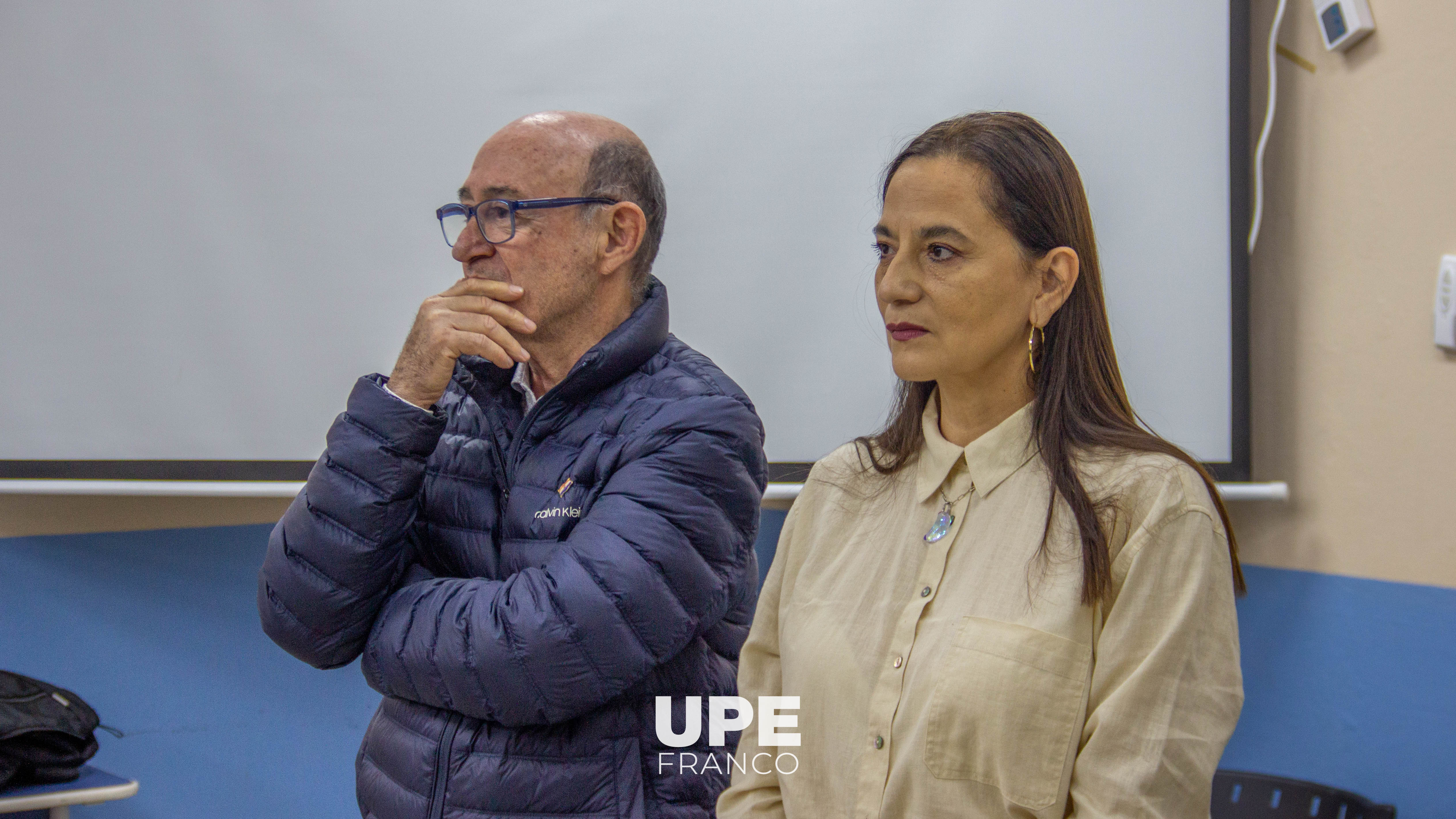 Estudiantes de Derecho UPE rinden homenaje docentes en su día