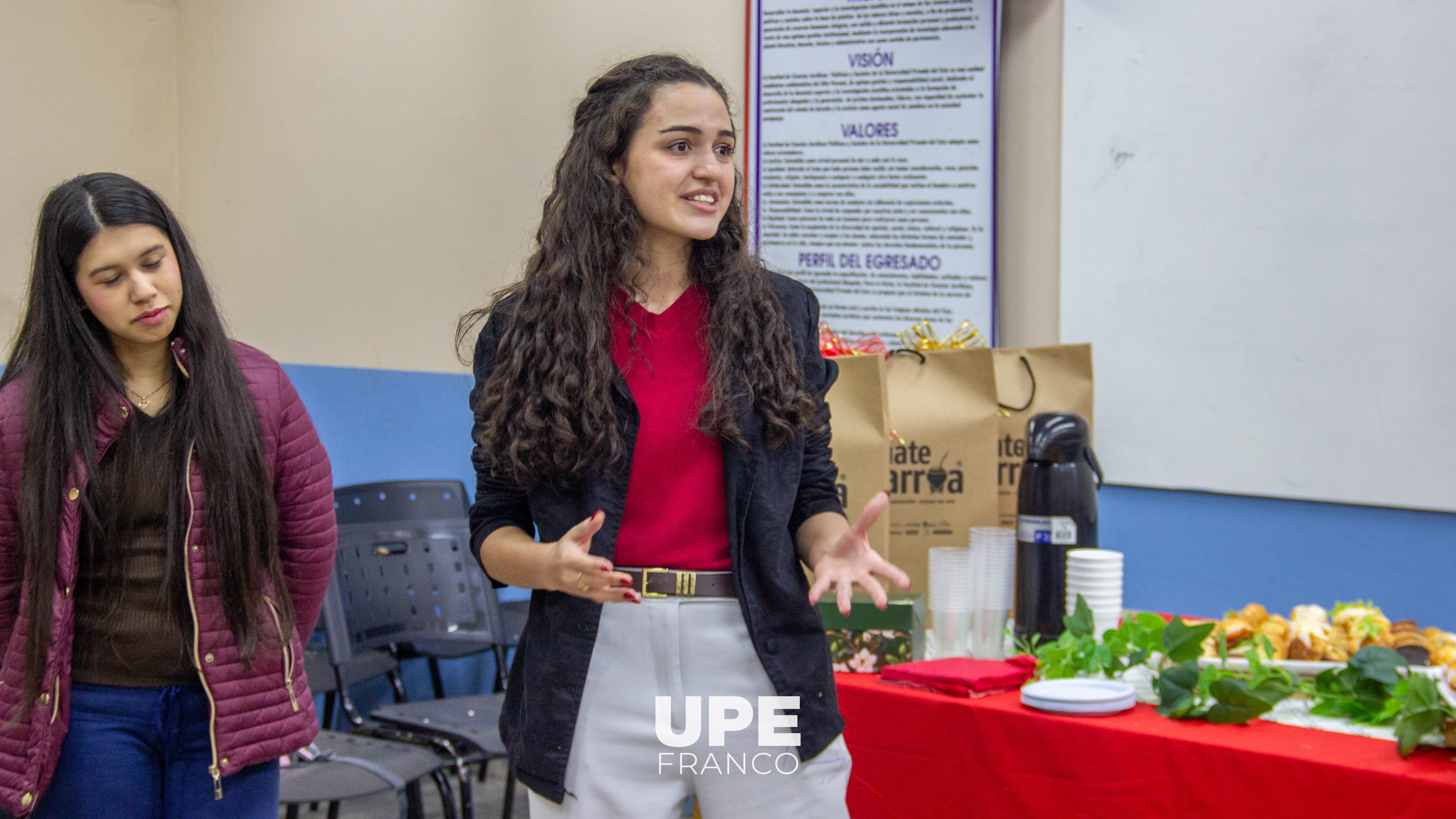 Estudiantes de Derecho UPE rinden homenaje docentes en su día