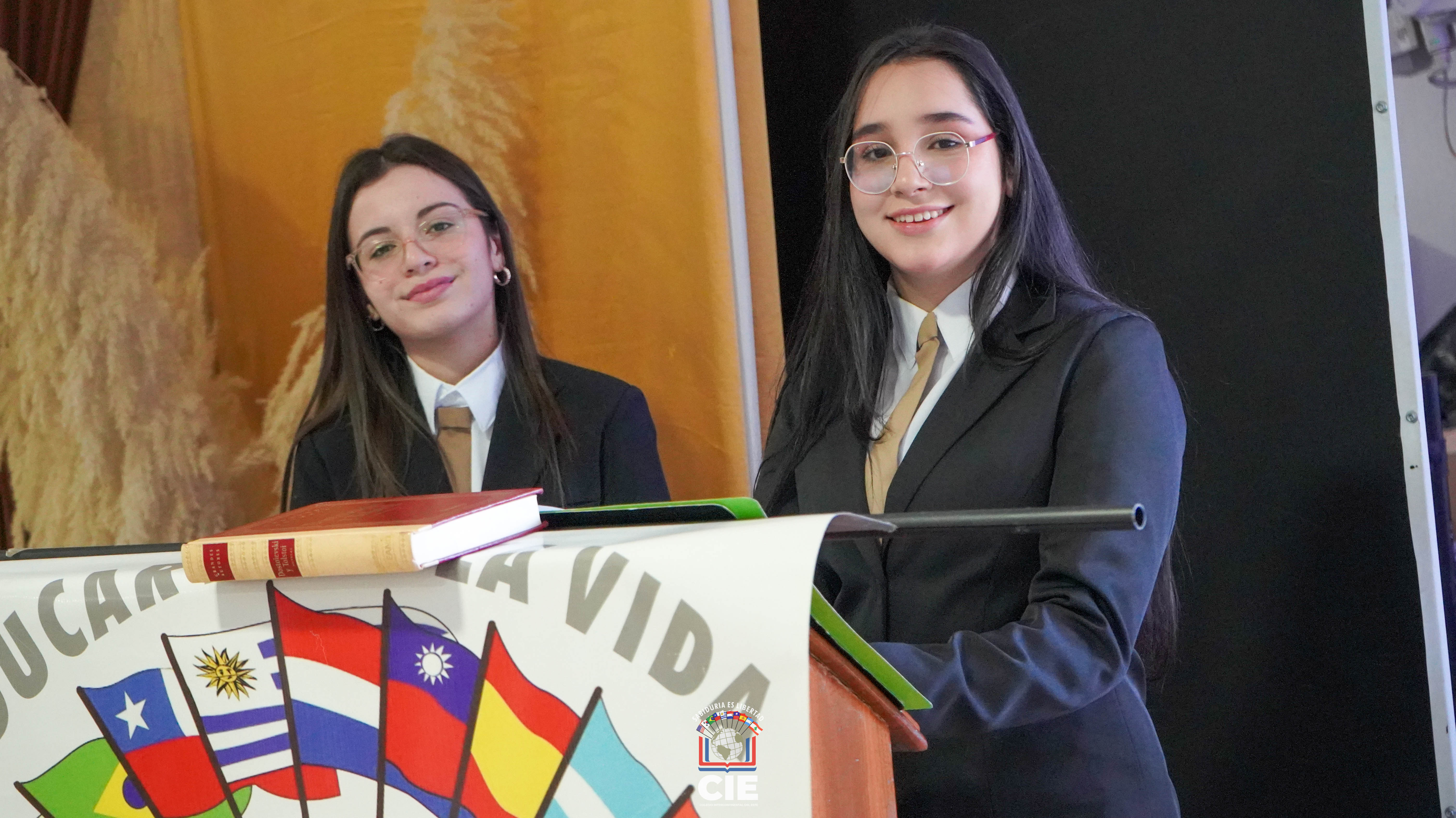 CAFÉ LITERARIO ÑE'ẼRY: ESTUDIANTES DEL TERCER CICLO PARTICIPARON DE UNA JORNADA DE LECTURA Y DECLAMACIÓN POÉTICA