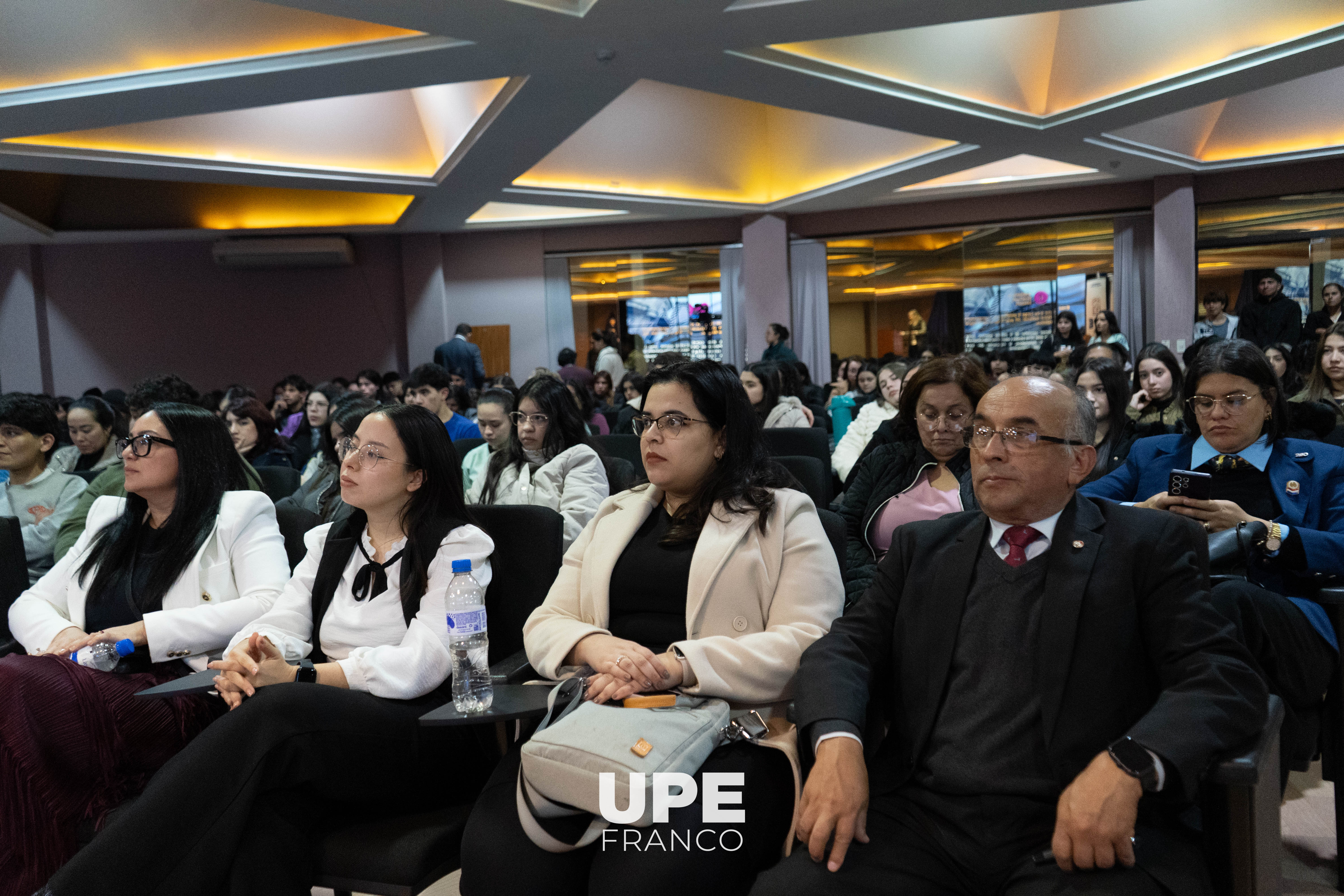 CHARLA INFORMATIVA SOBRE EL INGRESO AL SERVICIO DIPLOMÁTICO DEL PARAGUAY SE DESARROLLÓ EN LA UPE FRANCO