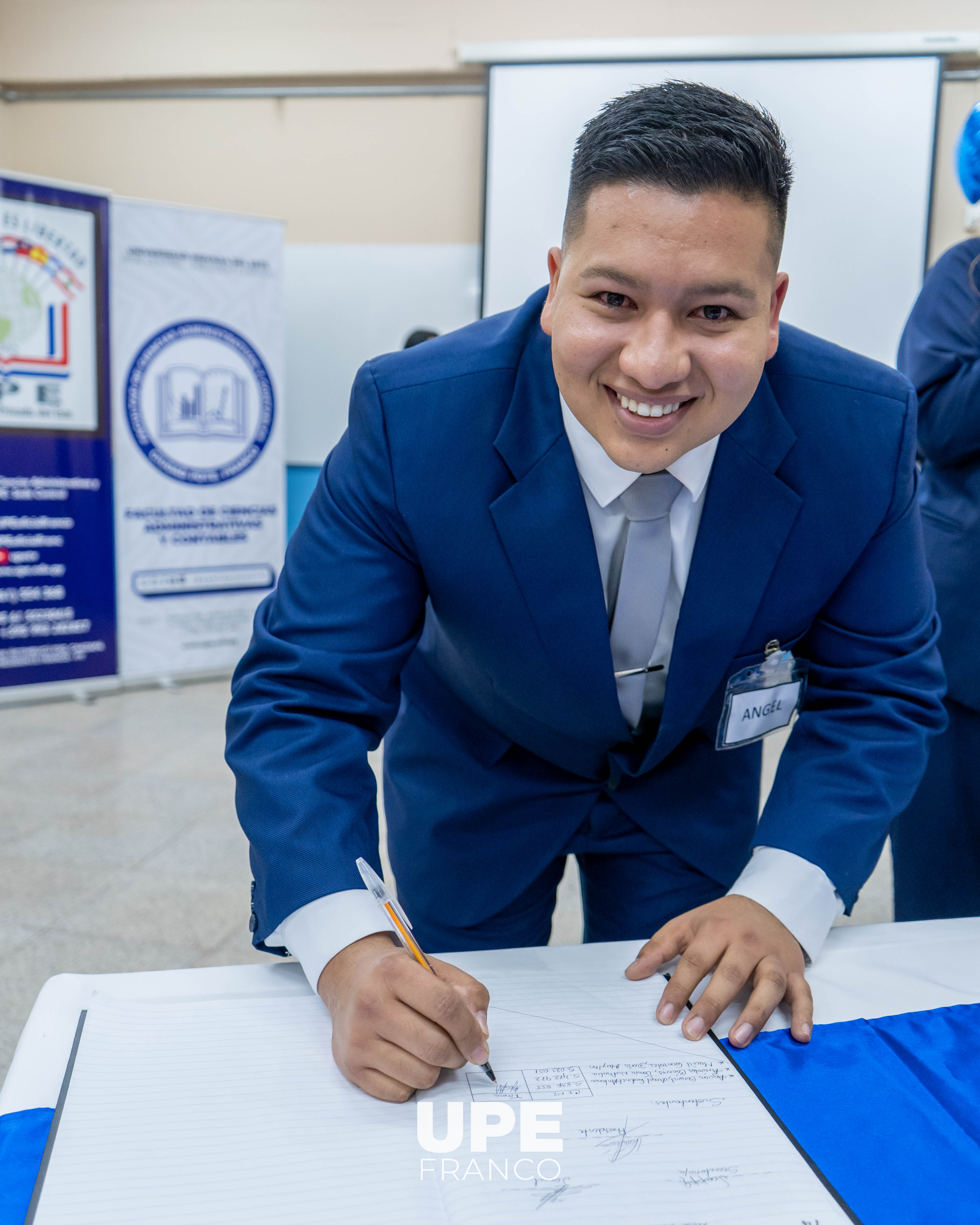Administración de Empresas realizó defensa de Trabajo Final de Grado