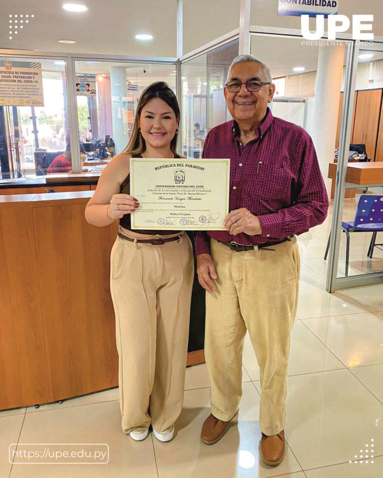 Nueva Egresada de Medicina UPE: Comprometidos con la Excelencia Académica y Profesional