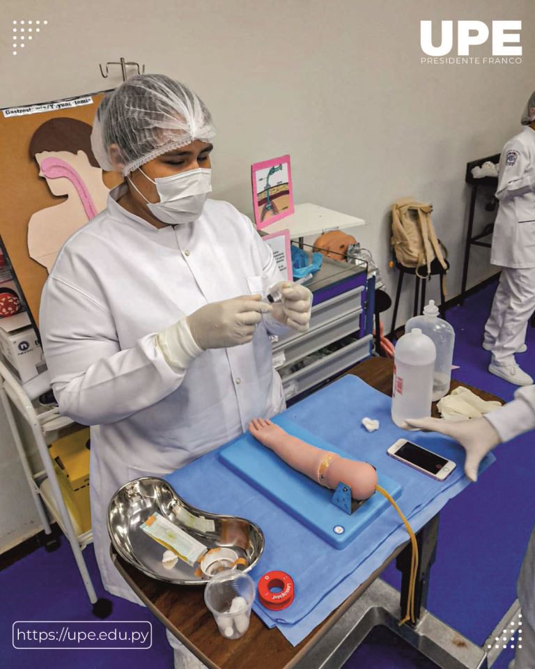 Formación Técnica en Enfermería: Calzado de Guantes Estériles y Administración de Medicamentos